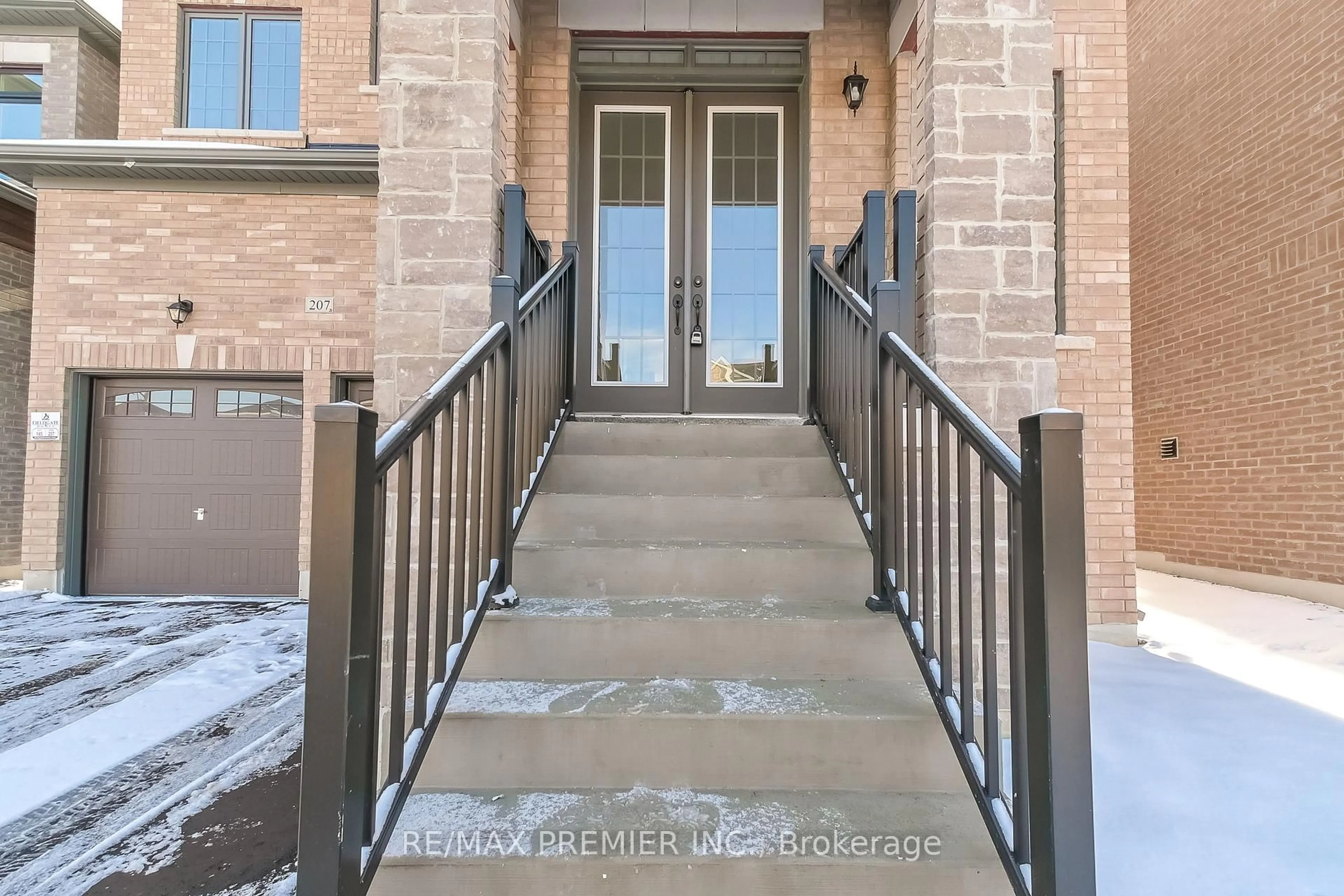Indoor entryway for 207 Fallharvest Way, Whitchurch-Stouffville Ontario L4A 5C2