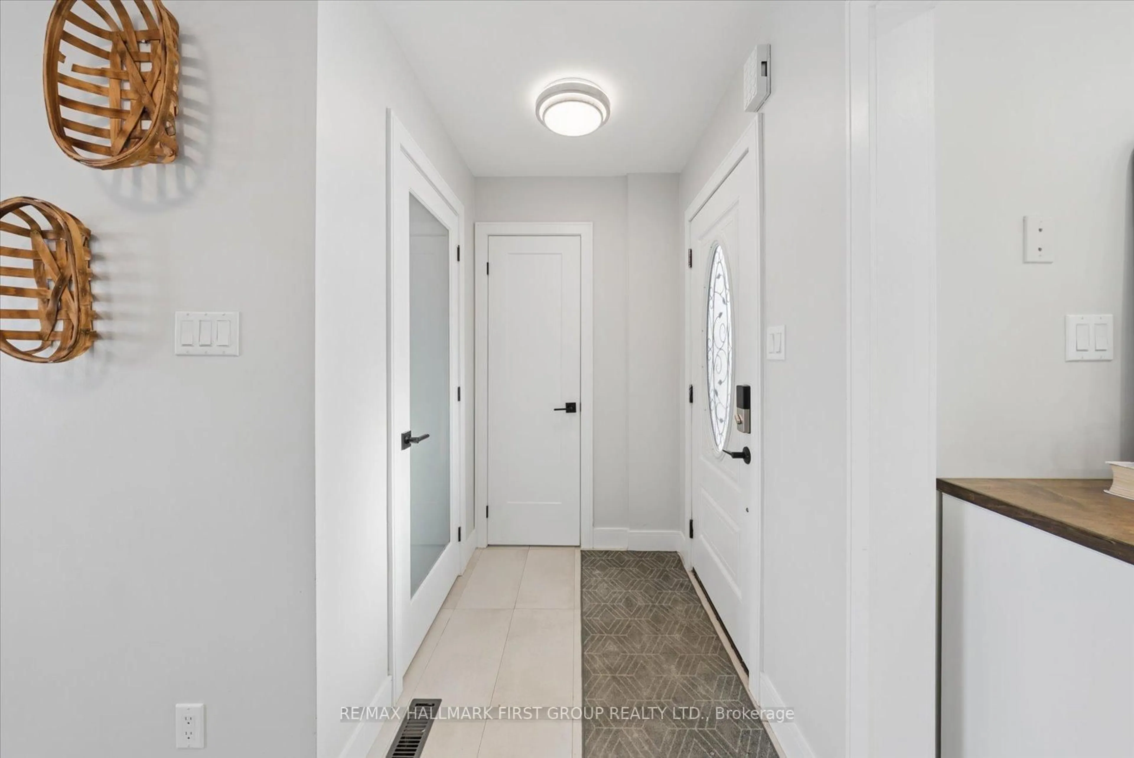 Indoor entryway for 101 Natanya Blvd, Georgina Ontario L4P 3P9