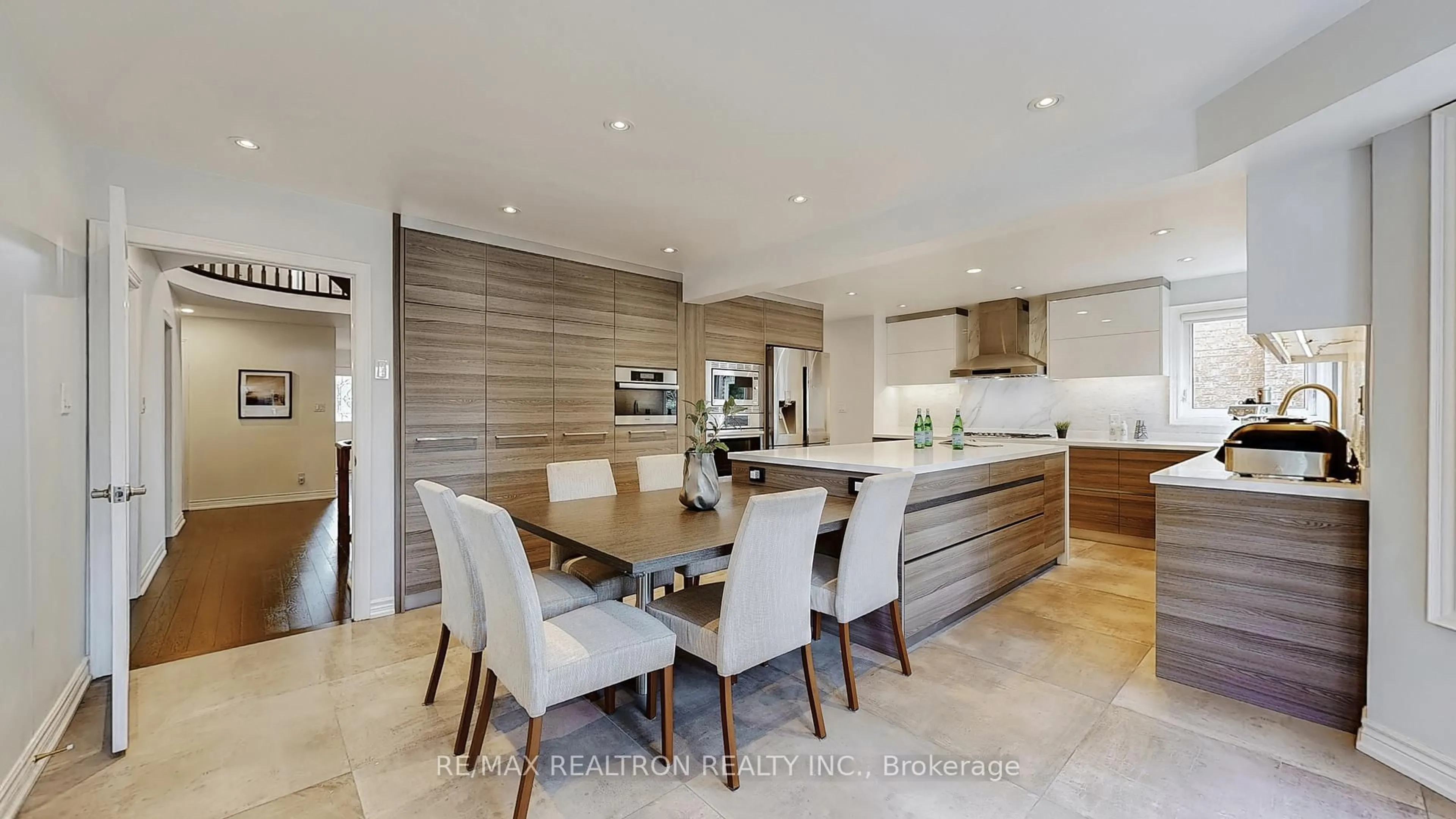 Contemporary kitchen, unknown for 20 Edinburgh Dr, Richmond Hill Ontario L4B 1W3