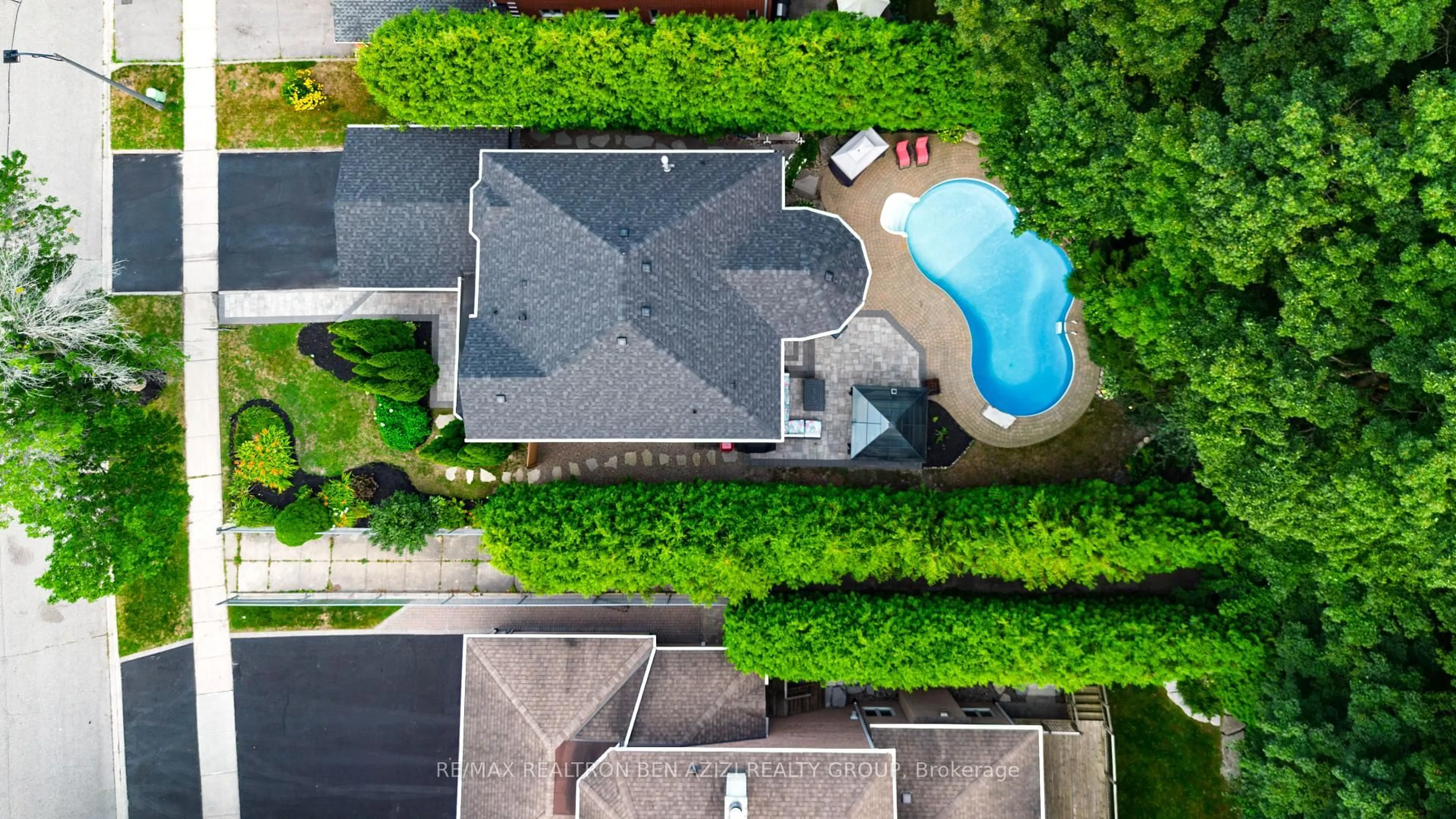 A pic from outside/outdoor area/front of a property/back of a property/a pic from drone, street for 78 Charing Cres, Aurora Ontario L4G 6P5