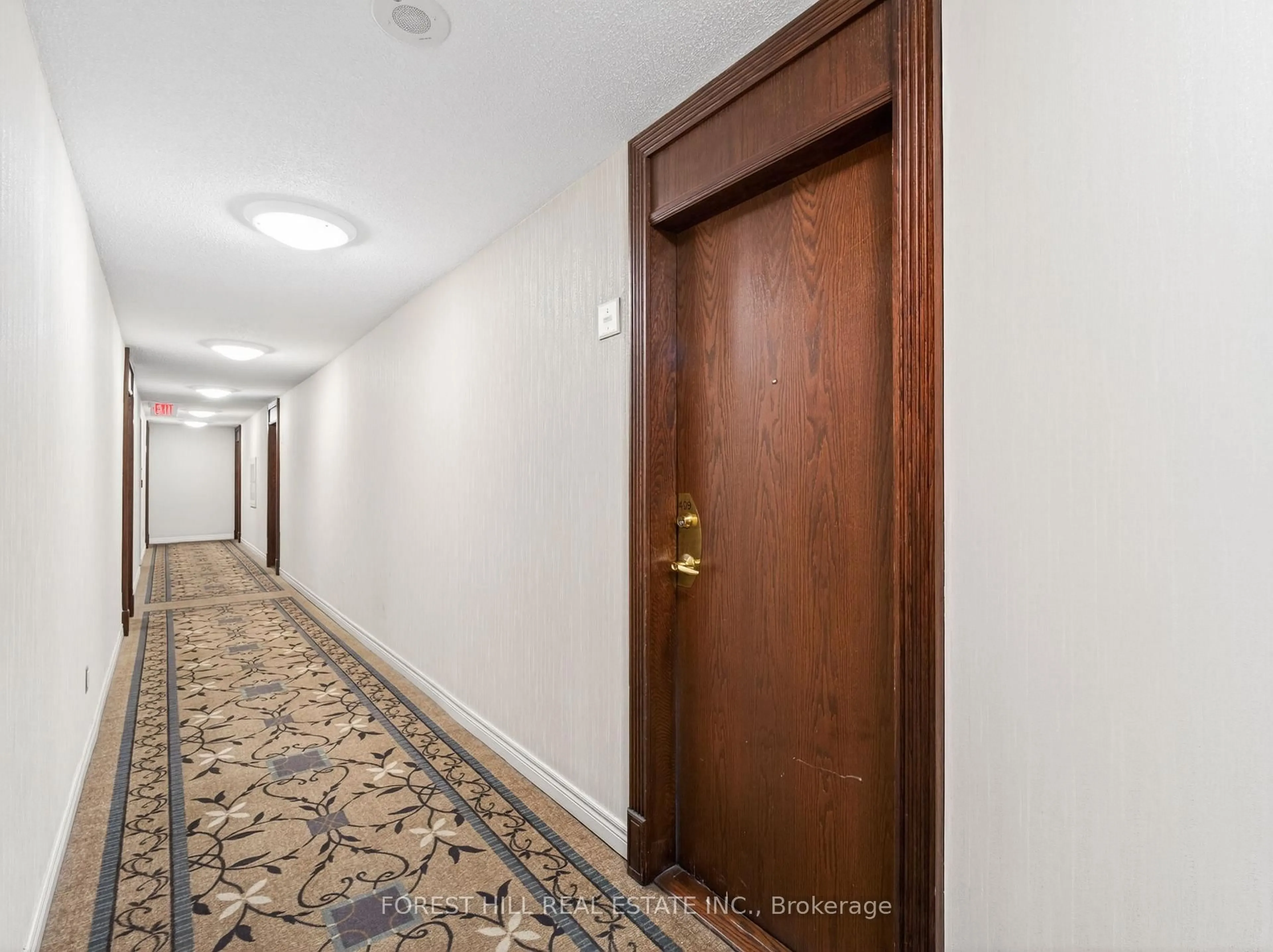 Indoor foyer for 39 Oneida Cres #409, Richmond Hill Ontario L4G 0S2