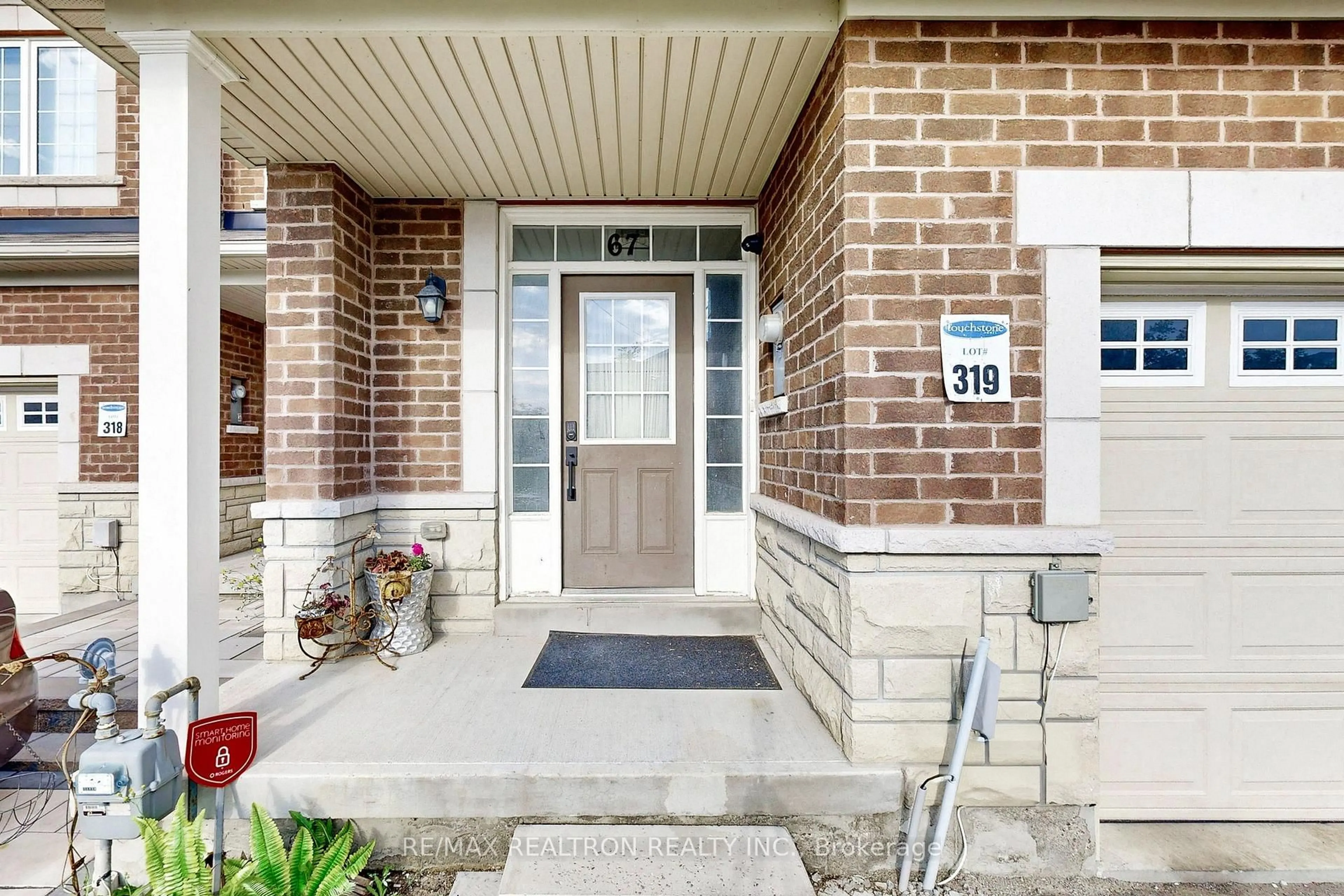 Indoor entryway for 67 Collin Crt, Richmond Hill Ontario L4E 4K1