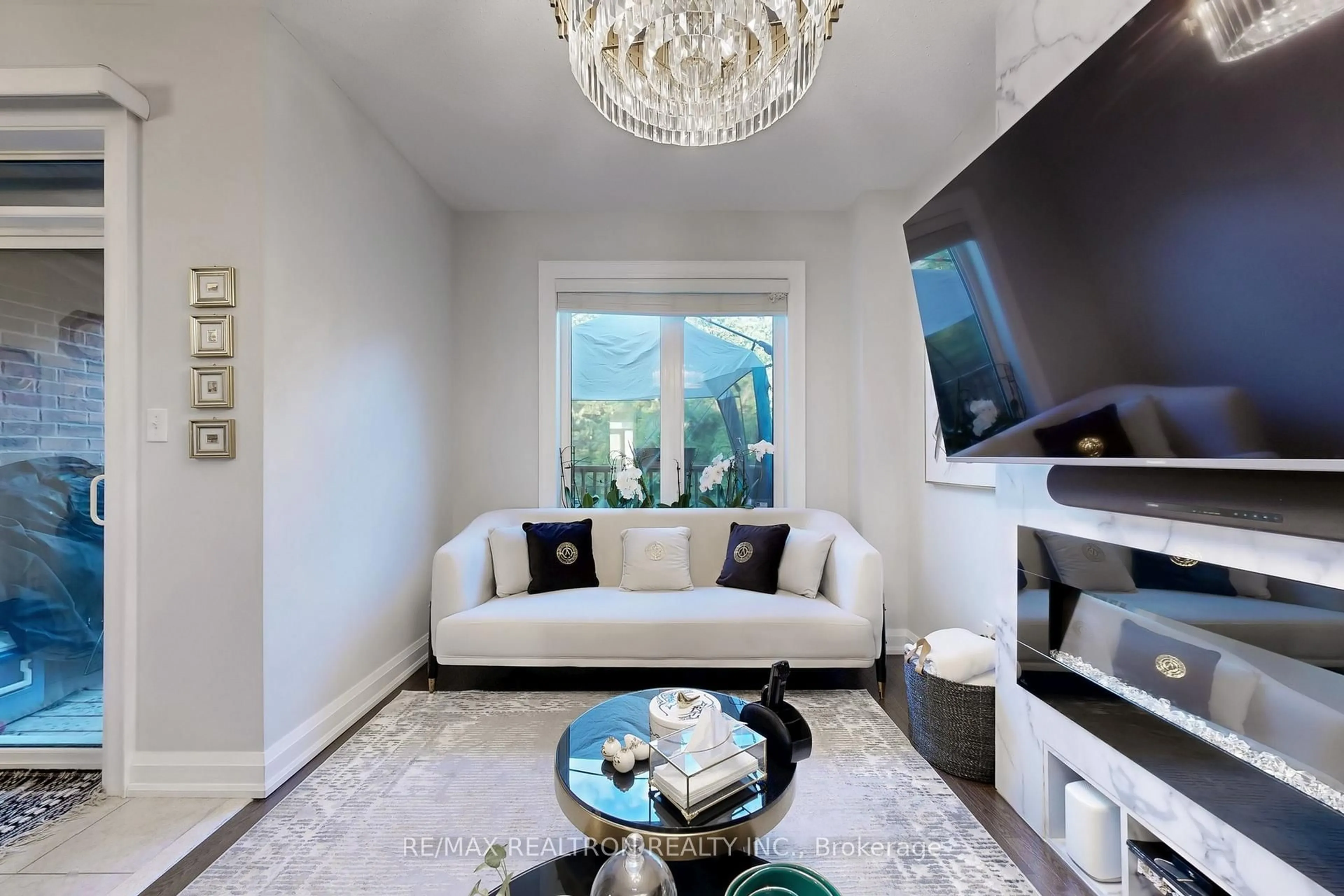 Living room with furniture, unknown for 67 Collin Crt, Richmond Hill Ontario L4E 4K1