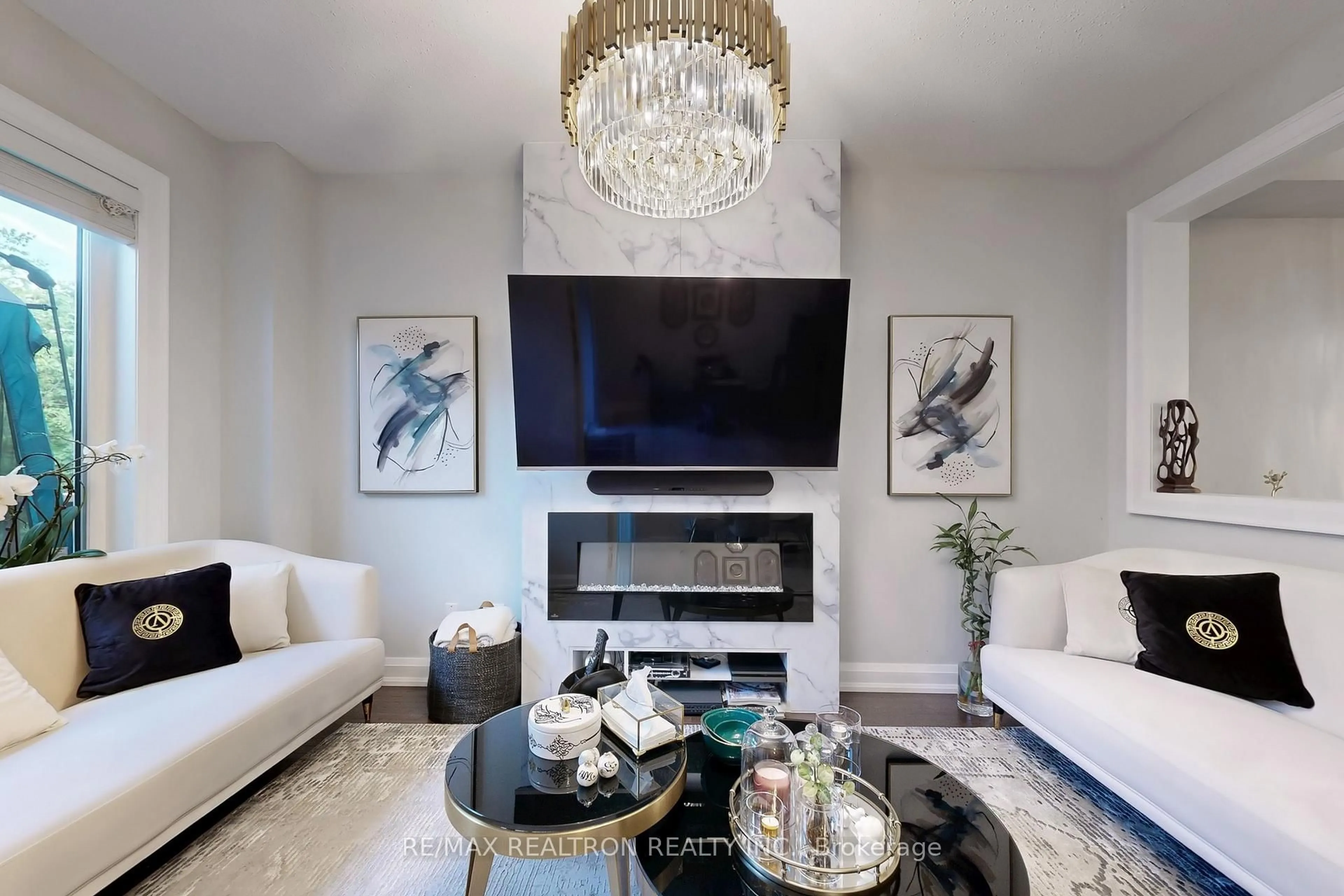 Living room with furniture, unknown for 67 Collin Crt, Richmond Hill Ontario L4E 4K1