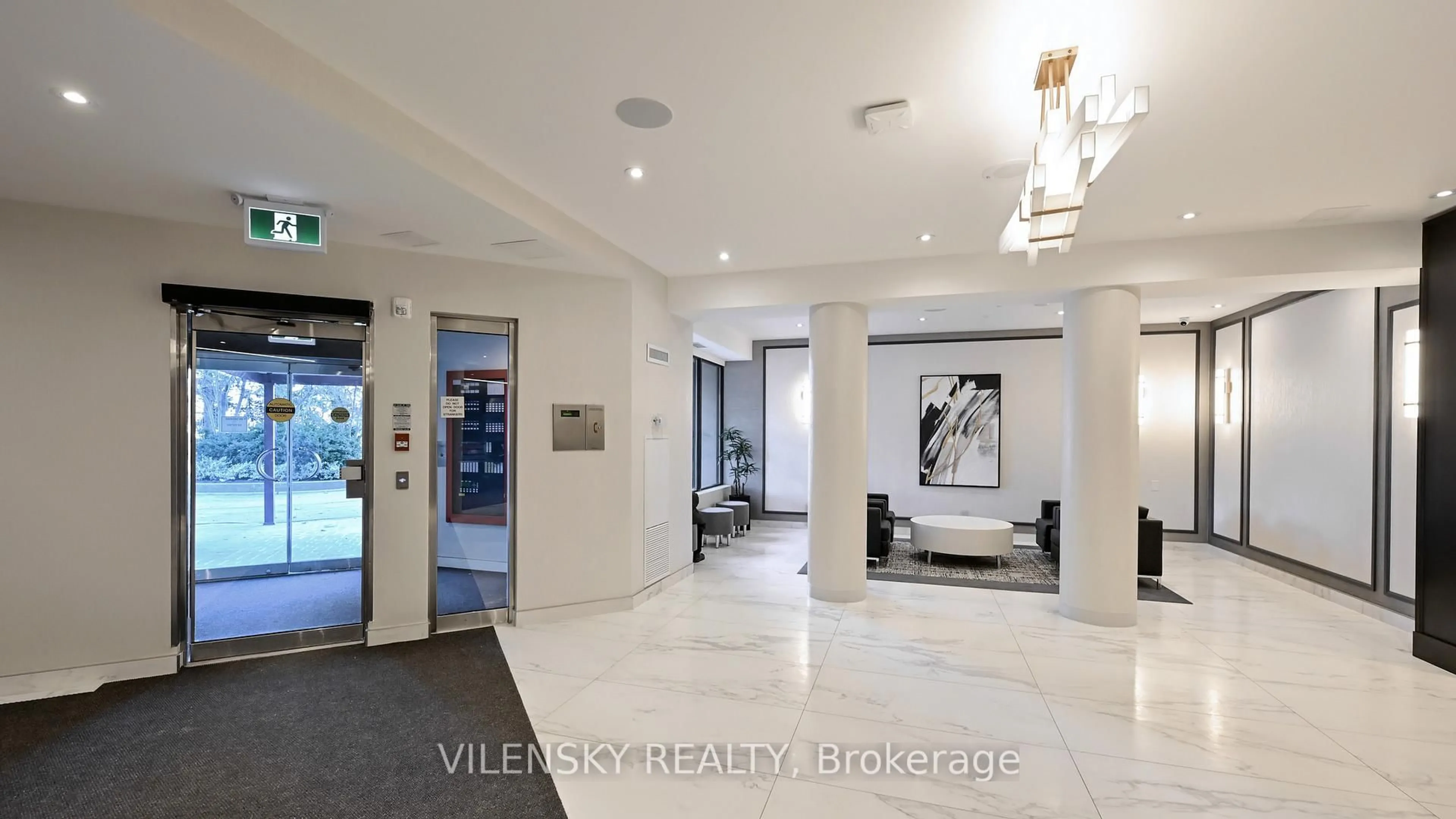 Indoor foyer for 7460 Bathurst St #214, Vaughan Ontario L4J 7K9