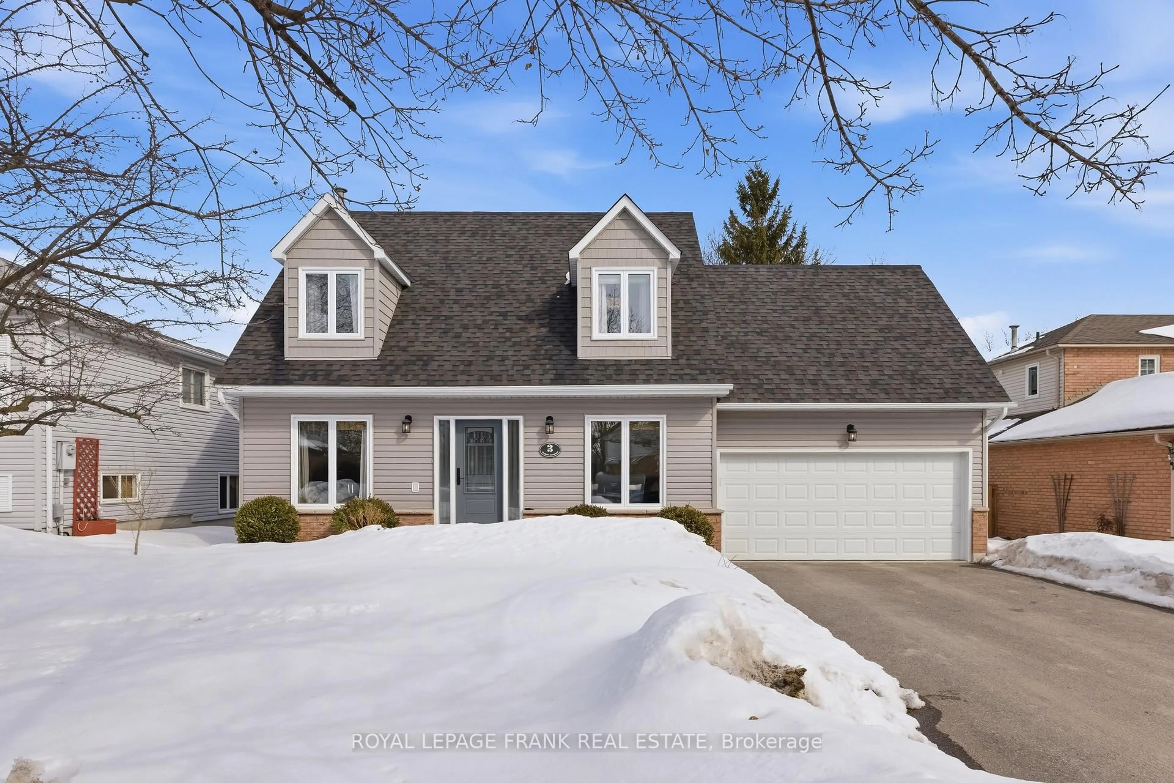 Home with vinyl exterior material, street for 3 Mcguire Cres, Uxbridge Ontario L9P 1G7