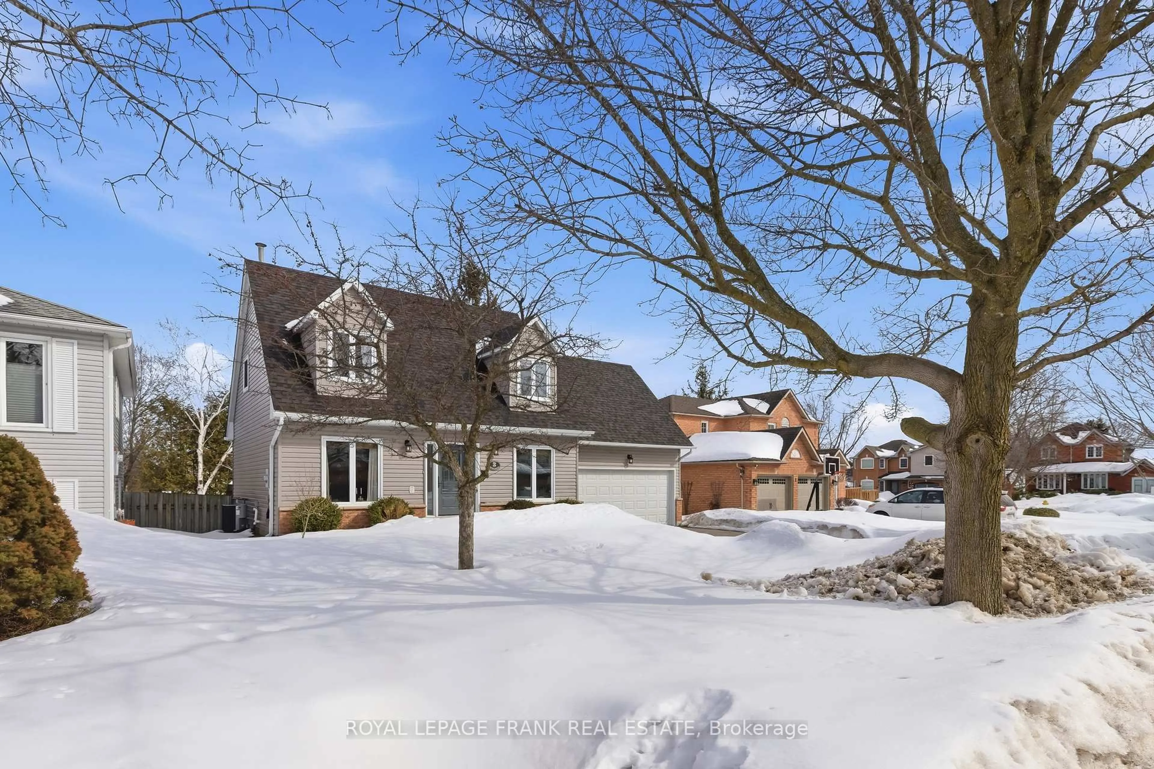 A pic from outside/outdoor area/front of a property/back of a property/a pic from drone, street for 3 Mcguire Cres, Uxbridge Ontario L9P 1G7