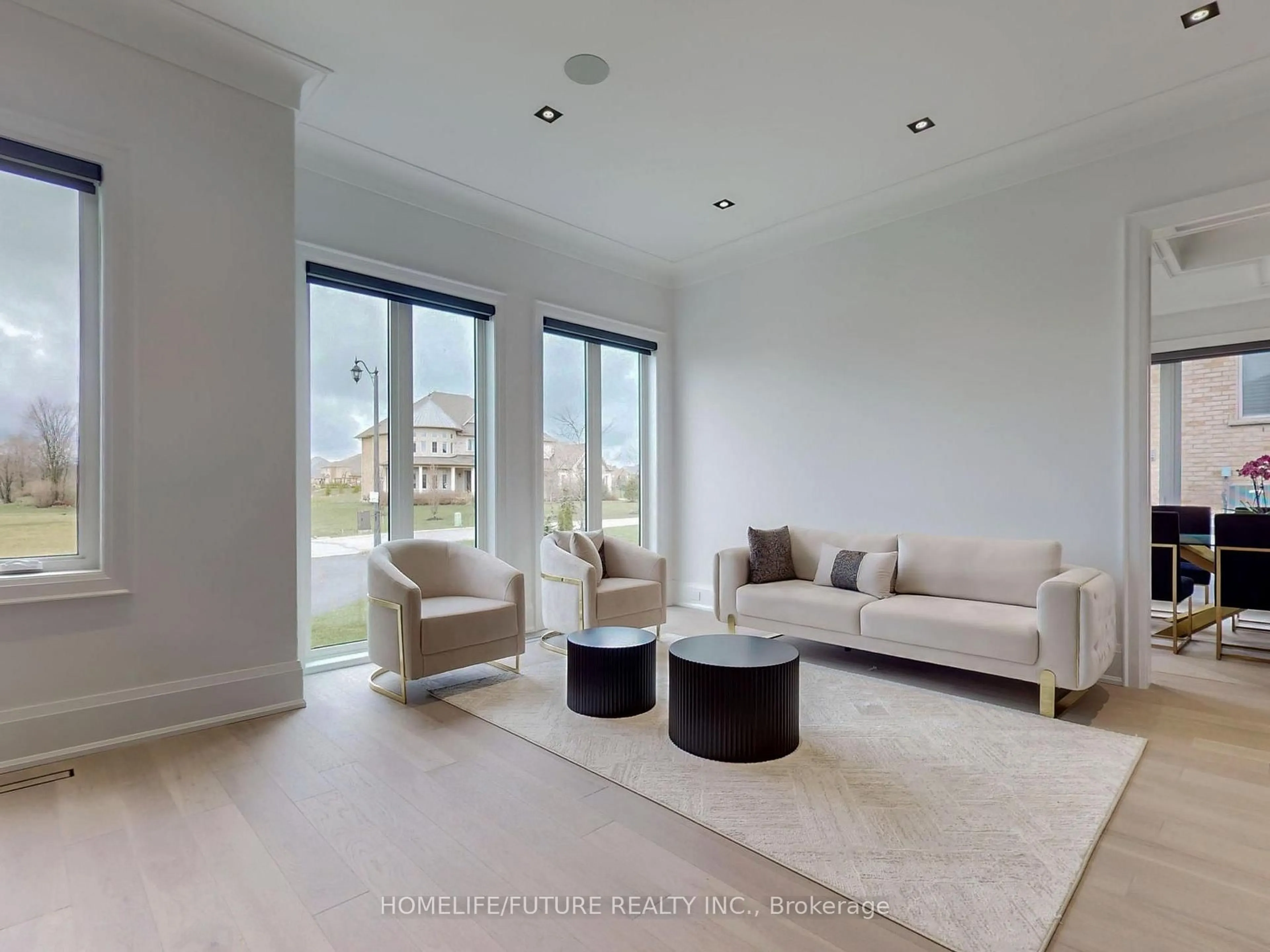 Living room with furniture, unknown for 9 Pleasant Valley Dr, Whitchurch-Stouffville Ontario L4A 1W3