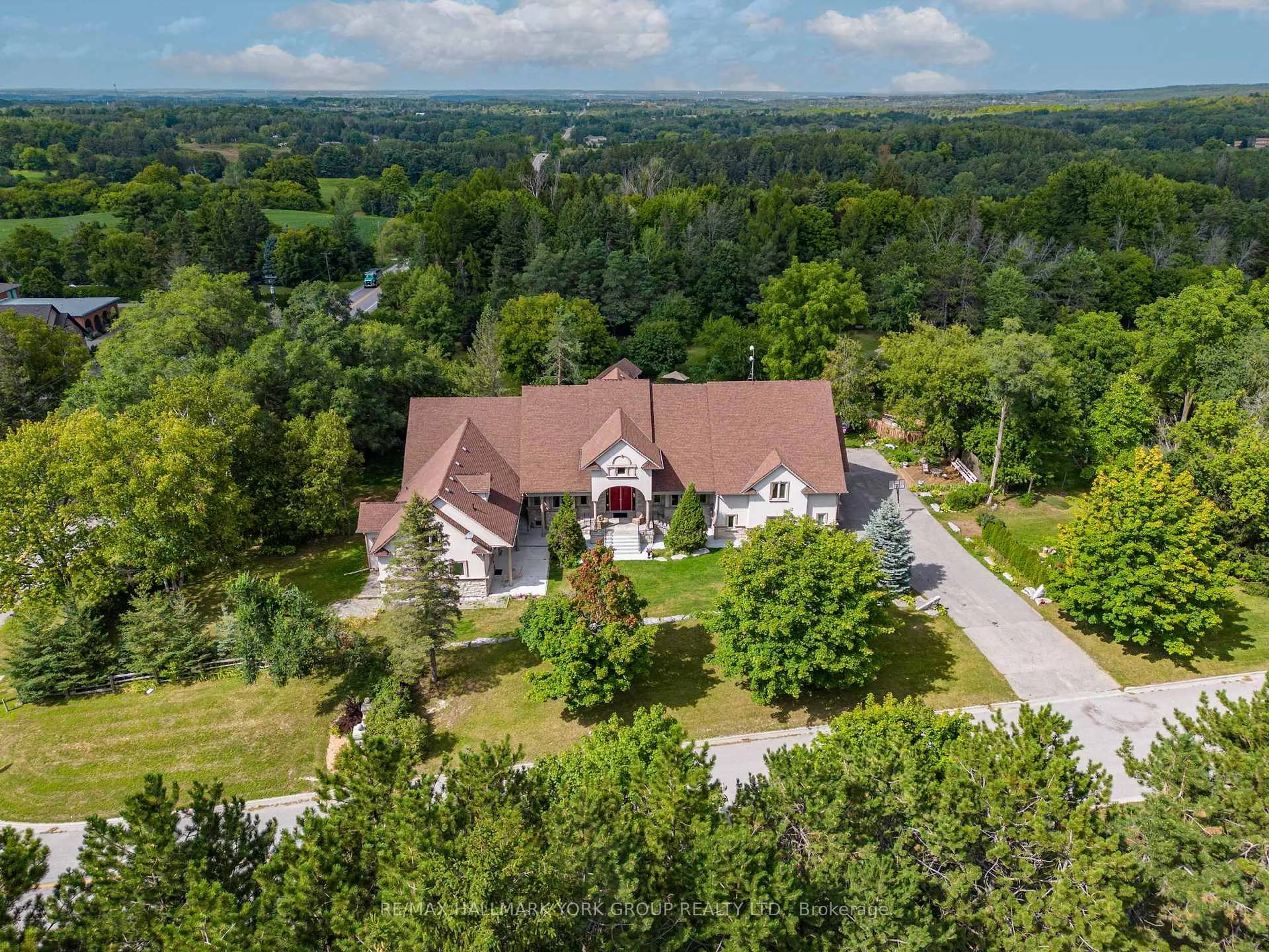 A pic from outside/outdoor area/front of a property/back of a property/a pic from drone, unknown for 2 Kingswood Dr, King Ontario L7B 1K8