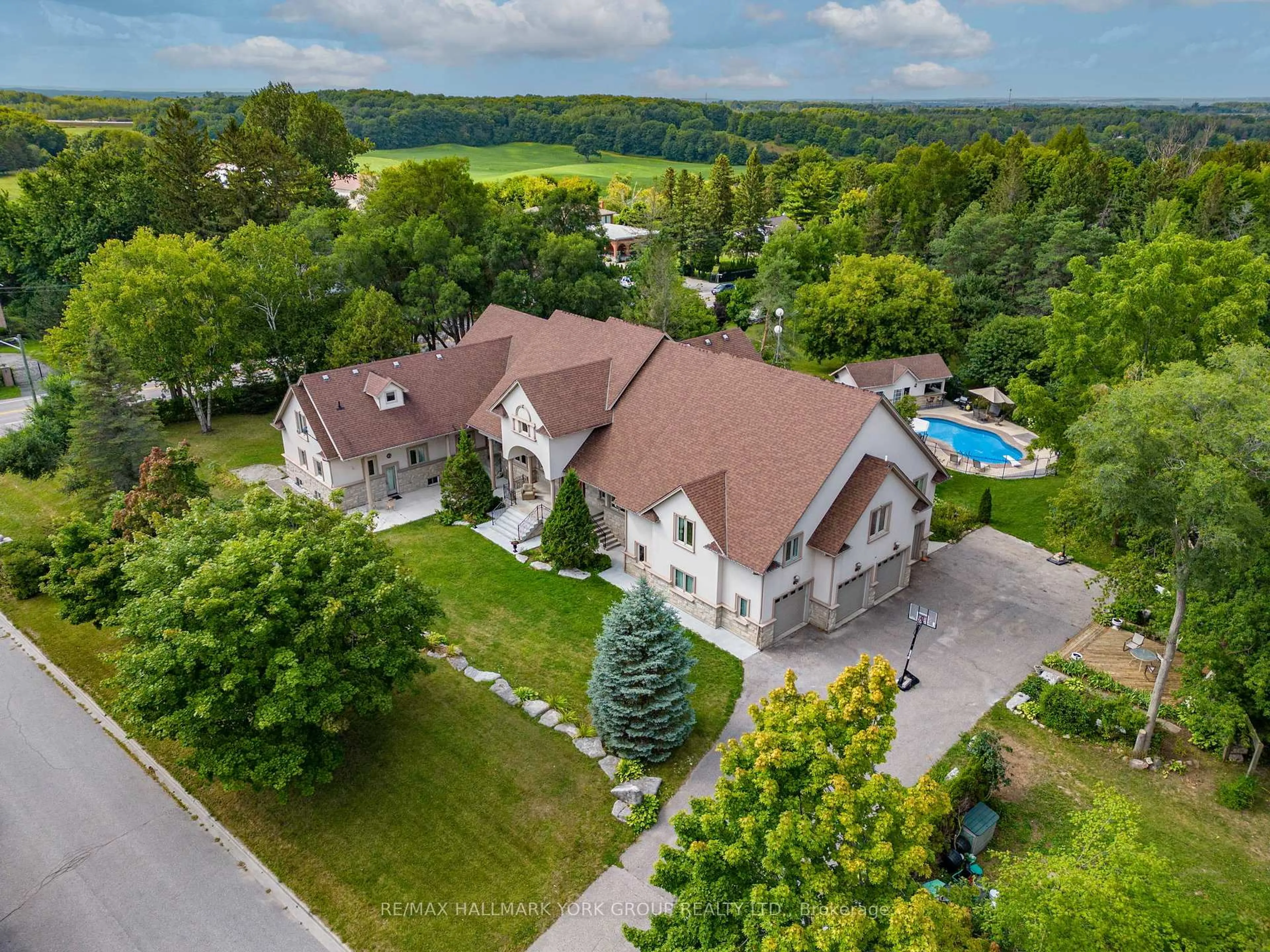 A pic from outside/outdoor area/front of a property/back of a property/a pic from drone, unknown for 2 Kingswood Dr, King Ontario L7B 1K8