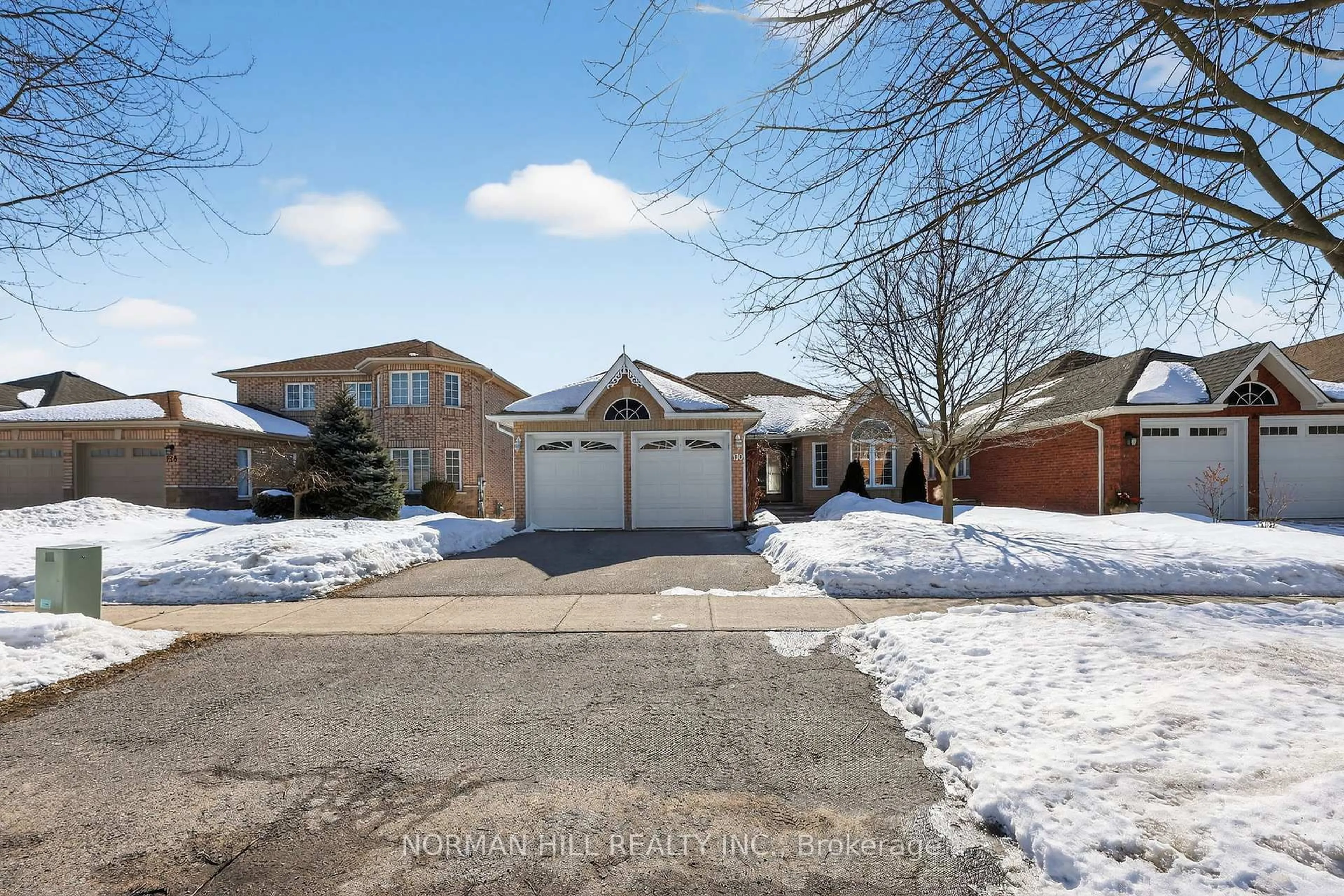 A pic from outside/outdoor area/front of a property/back of a property/a pic from drone, street for 130 Metcalfe Dr, Bradford West Gwillimbury Ontario L3Z 3J2