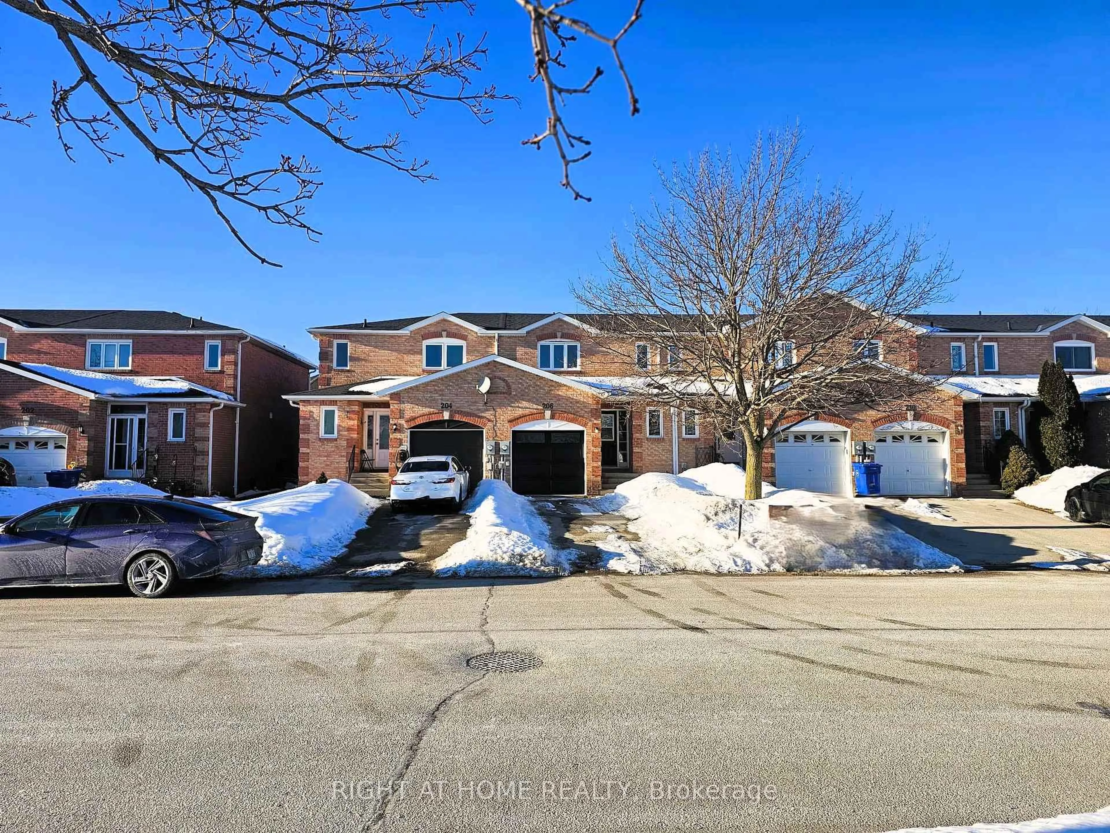 A pic from outside/outdoor area/front of a property/back of a property/a pic from drone, street for 206 Fairwood Dr, Georgina Ontario L4P 3Y5