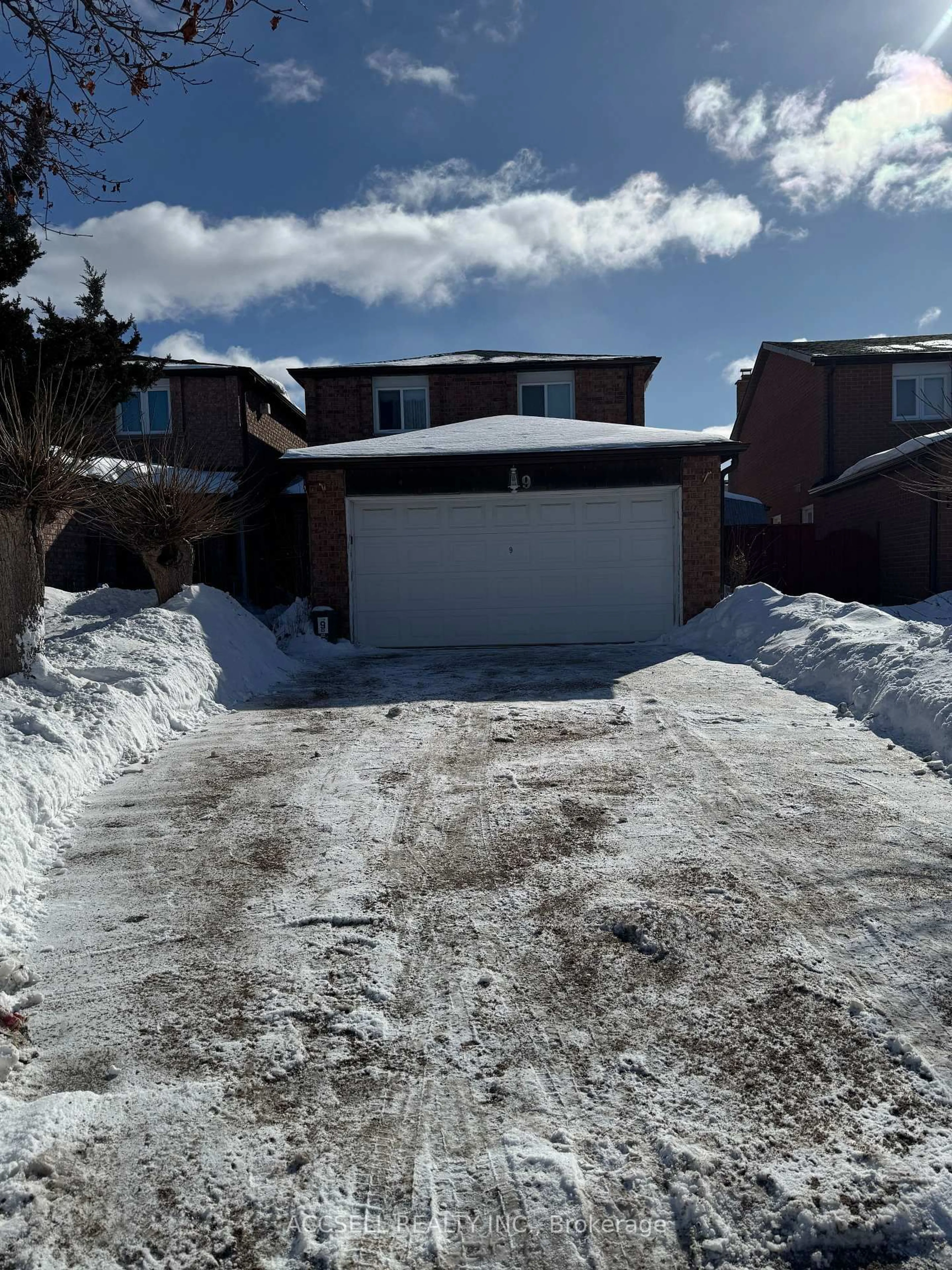 A pic from outside/outdoor area/front of a property/back of a property/a pic from drone, street for 9 Dunbar Cres, Markham Ontario L3R 6W9