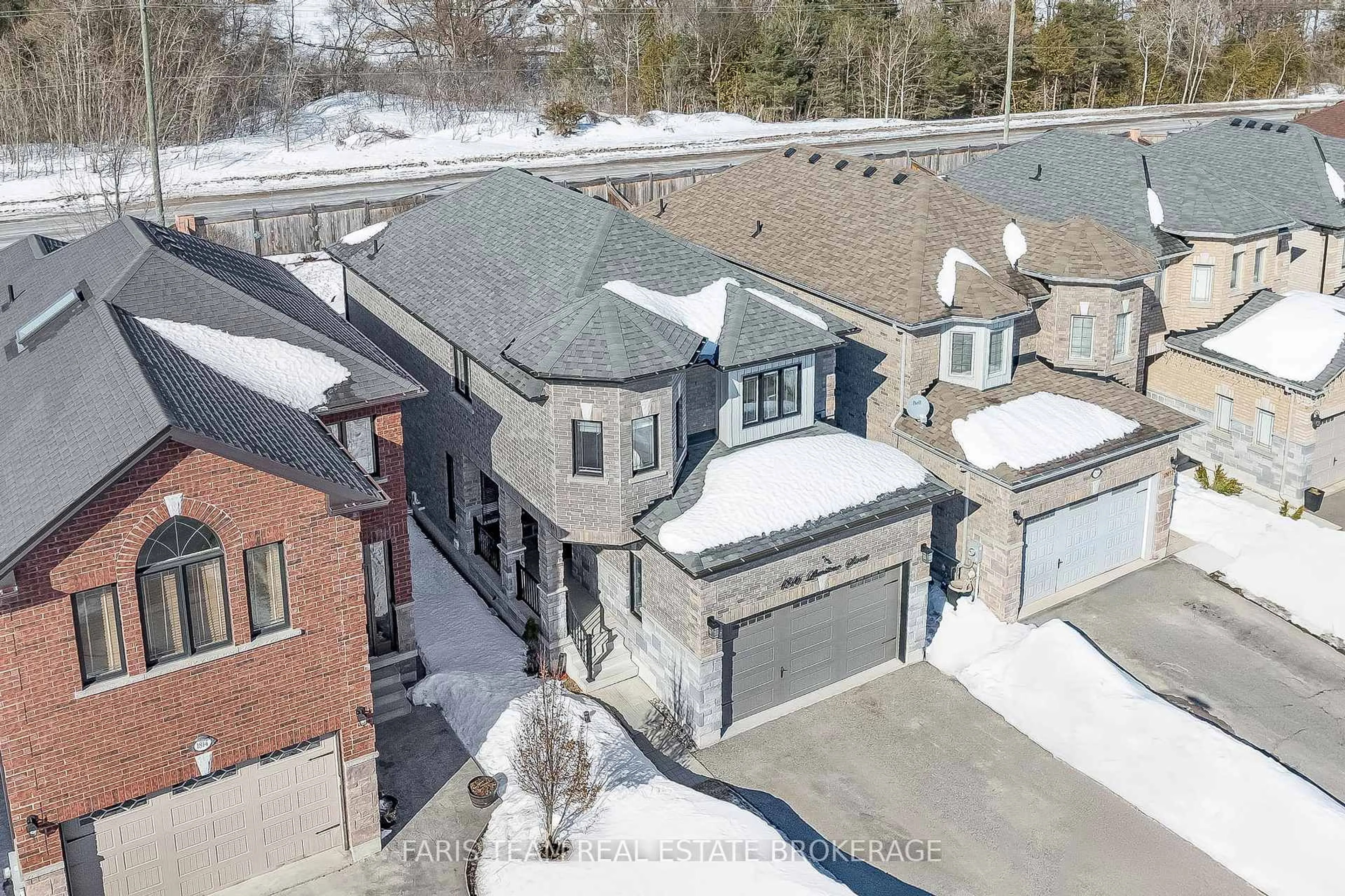 A pic from outside/outdoor area/front of a property/back of a property/a pic from drone, street for 1816 Lamstone St, Innisfil Ontario L9S 5A1