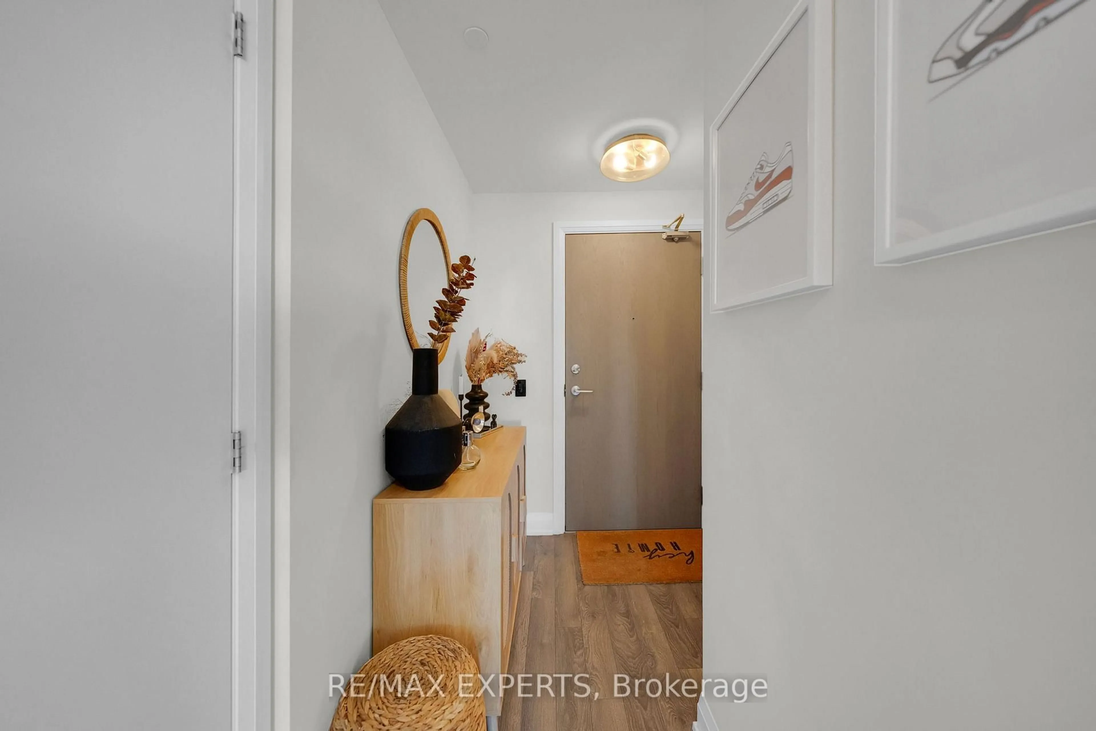 Indoor entryway for 4800 Highway 7 Rd #601, Vaughan Ontario L4L 1H8