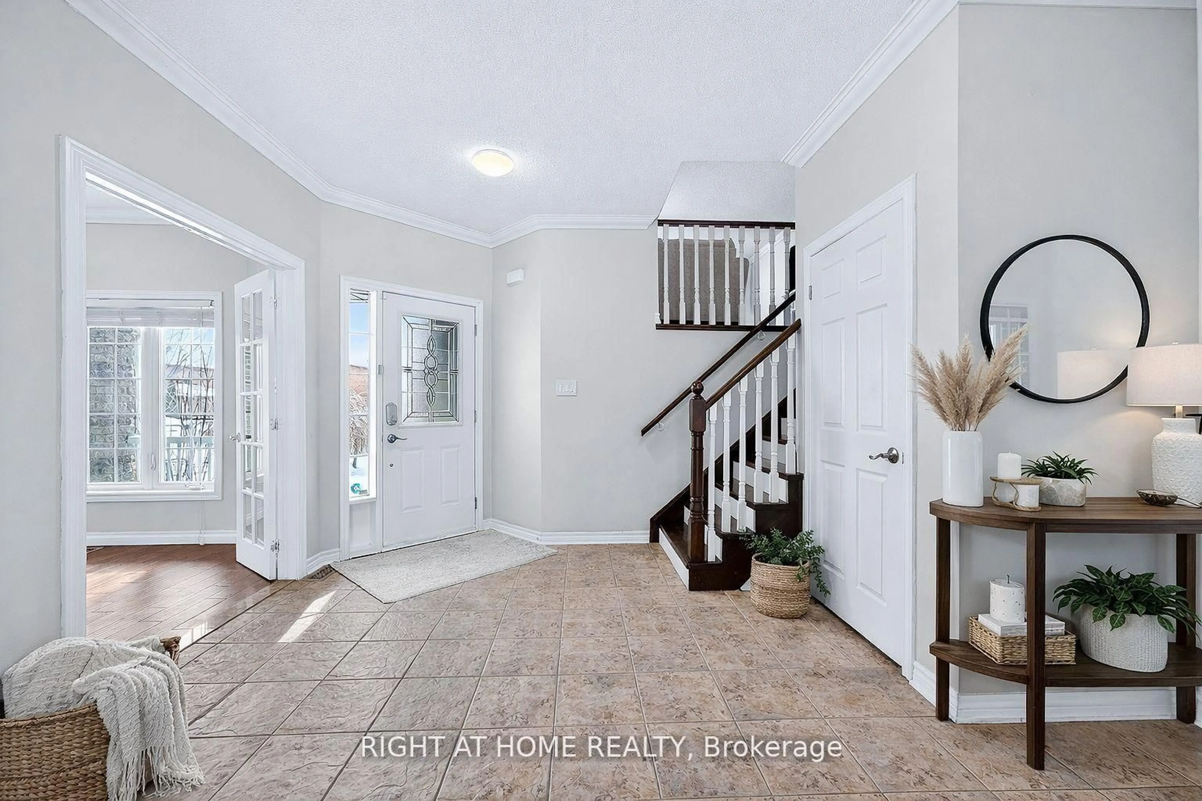 Indoor entryway for 1342 Corm St, Innisfil Ontario L9S 0B2