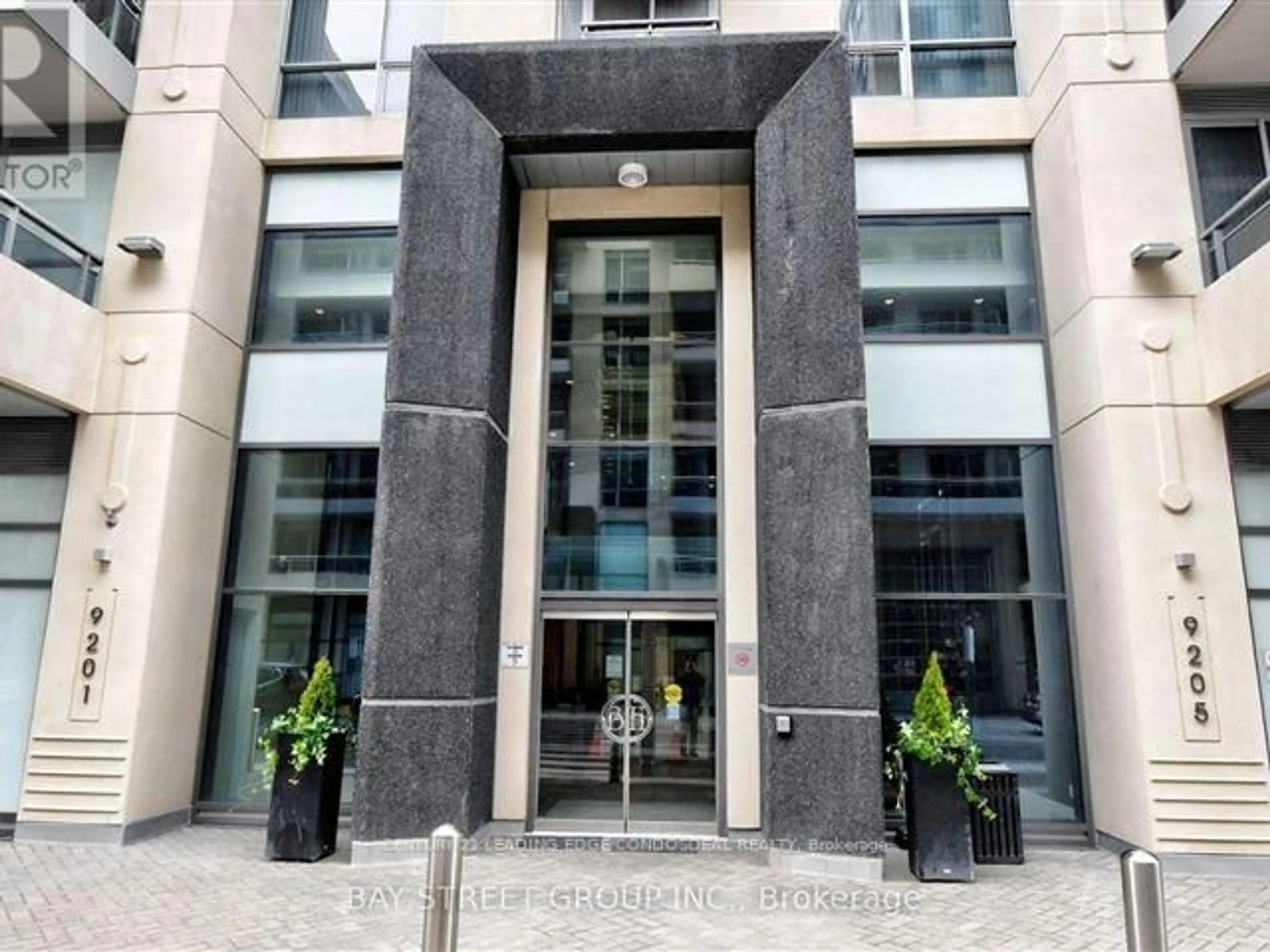 Indoor foyer for 9205 Yonge St #1712, Richmond Hill Ontario L4C 1V5