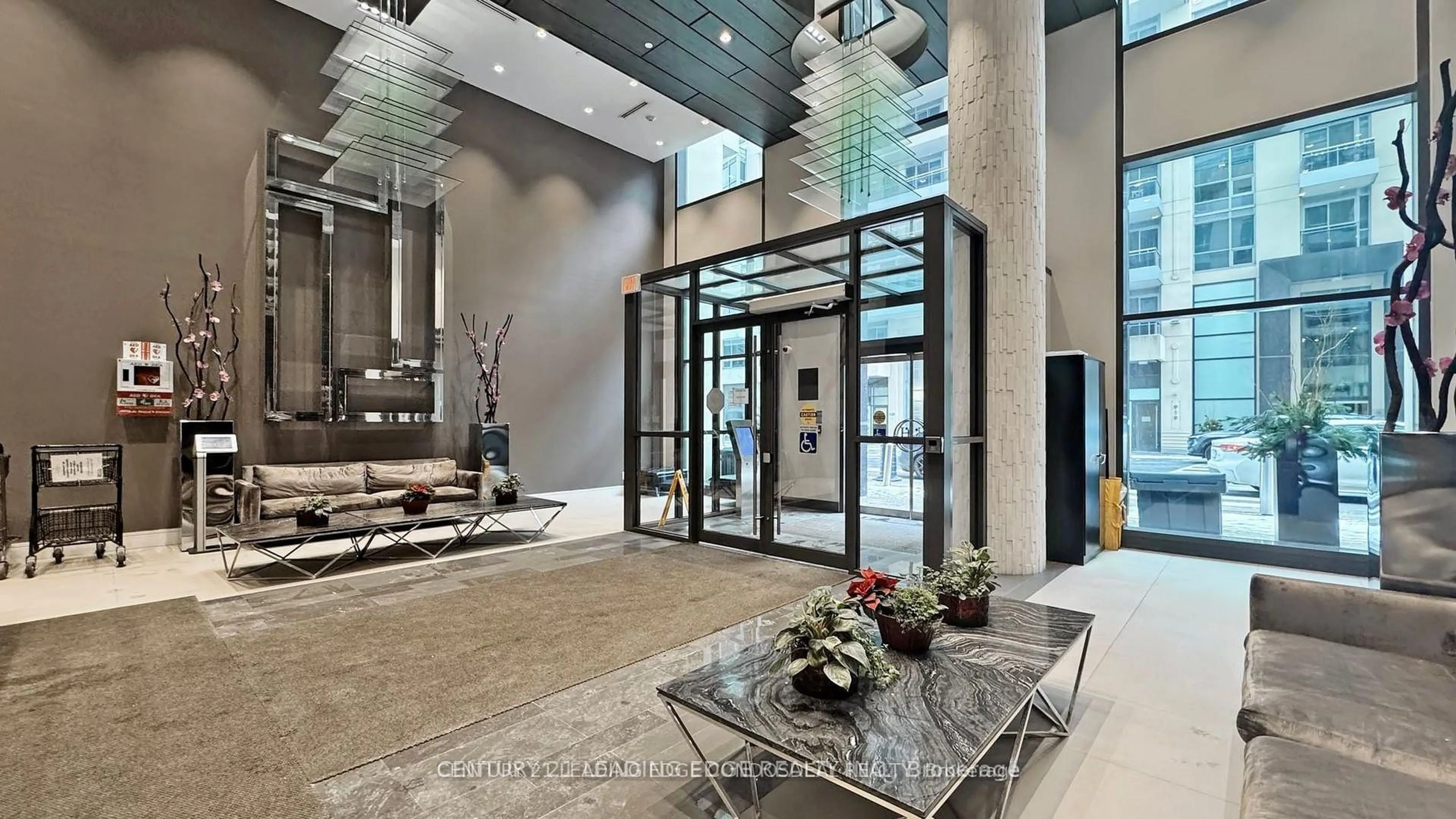 Indoor foyer for 9205 Yonge St #1712, Richmond Hill Ontario L4C 1V5
