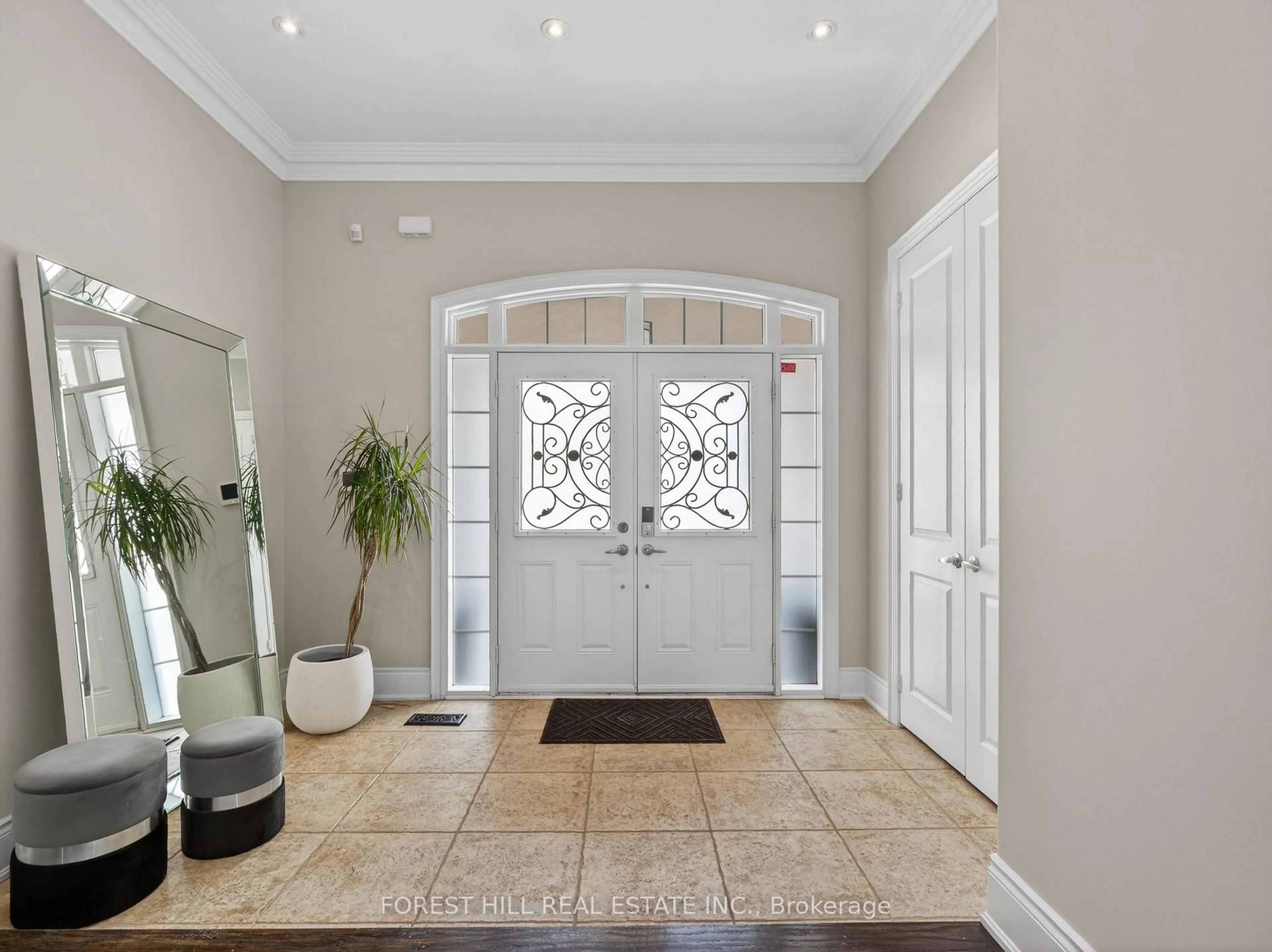 Indoor entryway for 232 Luca Ave, Vaughan Ontario L6A 0X3