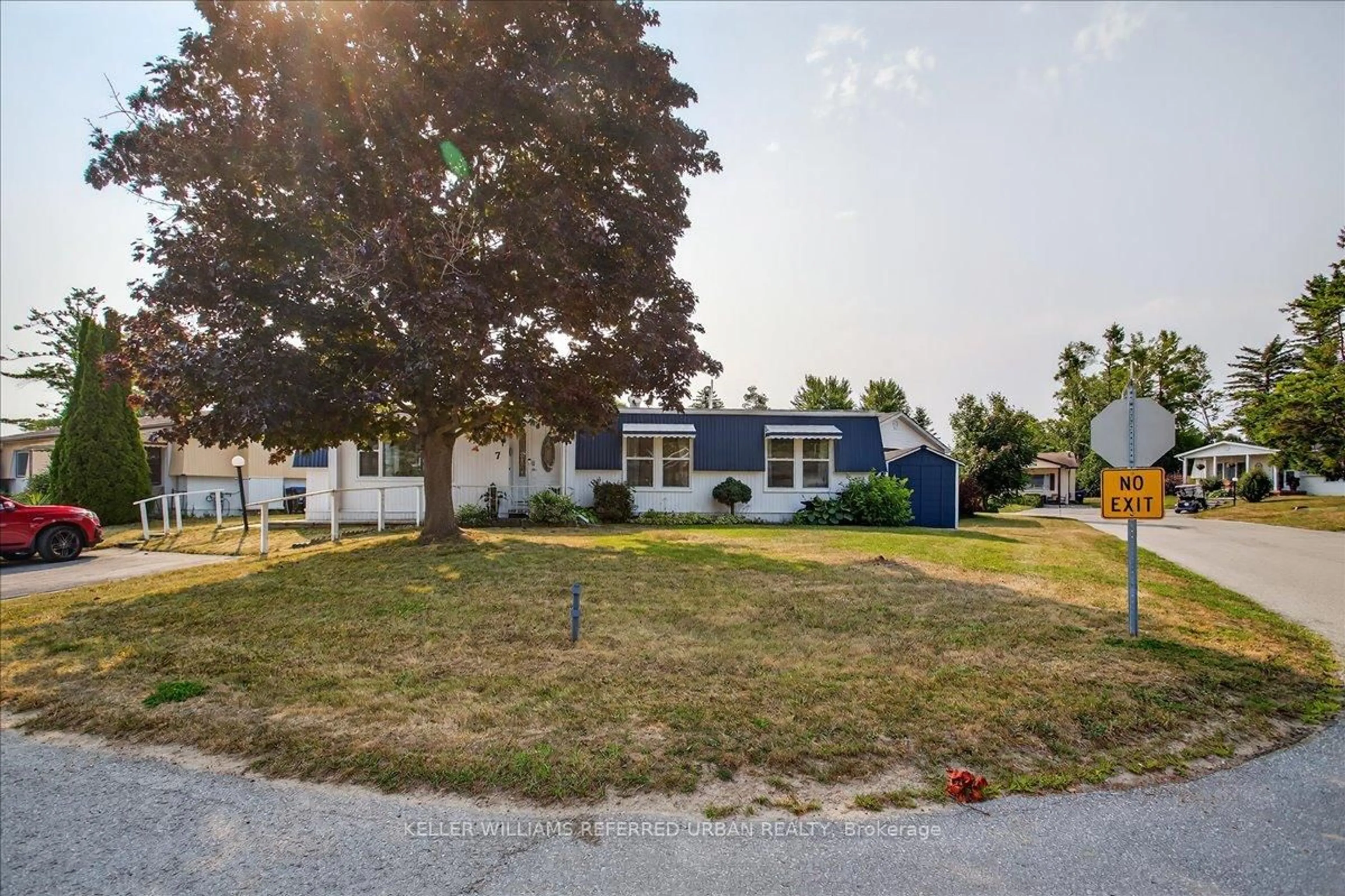 A pic from outside/outdoor area/front of a property/back of a property/a pic from drone, street for 7 Sunset Dr, Innisfil Ontario L9S 0R7