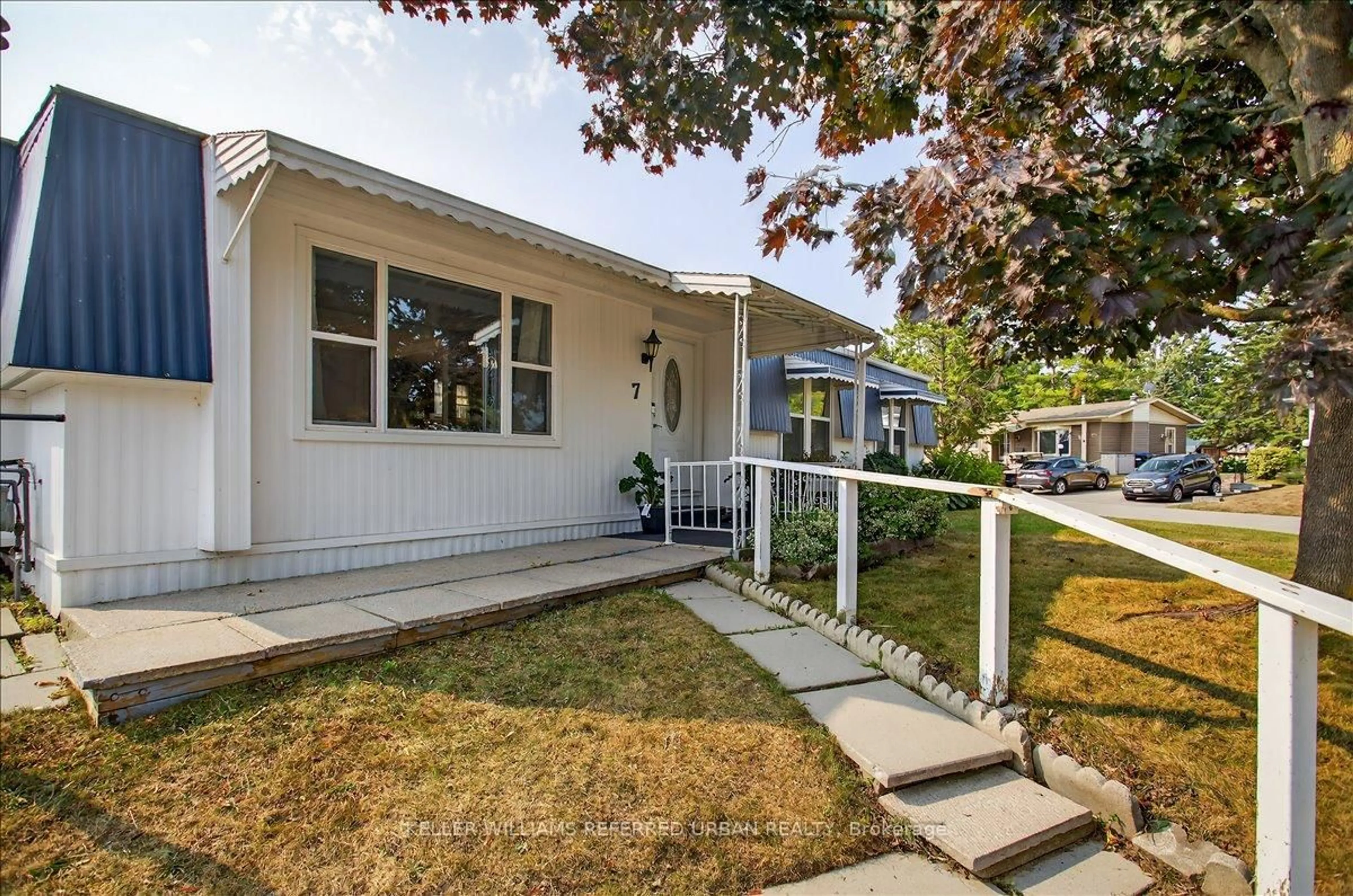 Home with vinyl exterior material, street for 7 Sunset Dr, Innisfil Ontario L9S 0R7