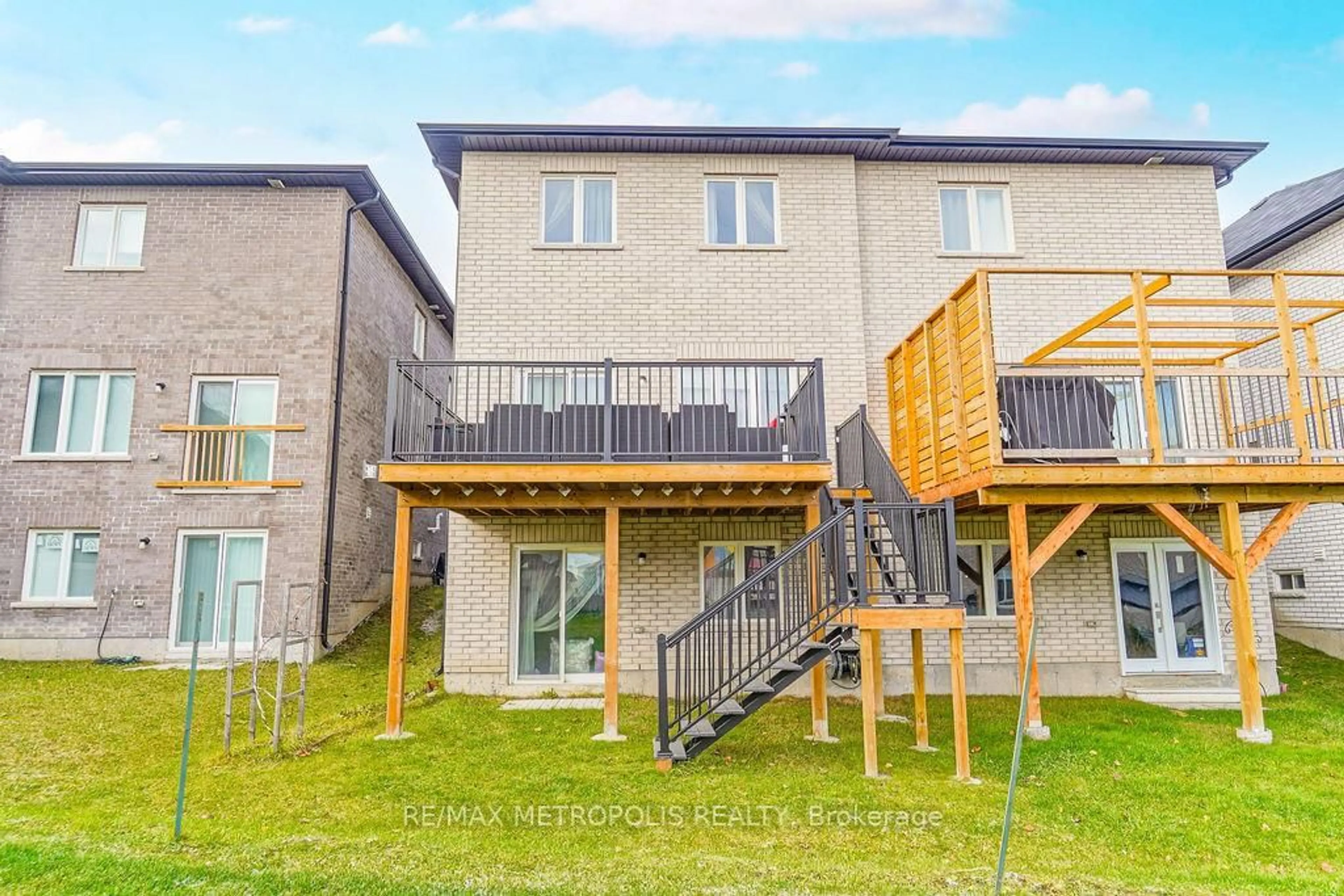 Patio, building for 22 Haskins Cres, Georgina Ontario L4P 0H4