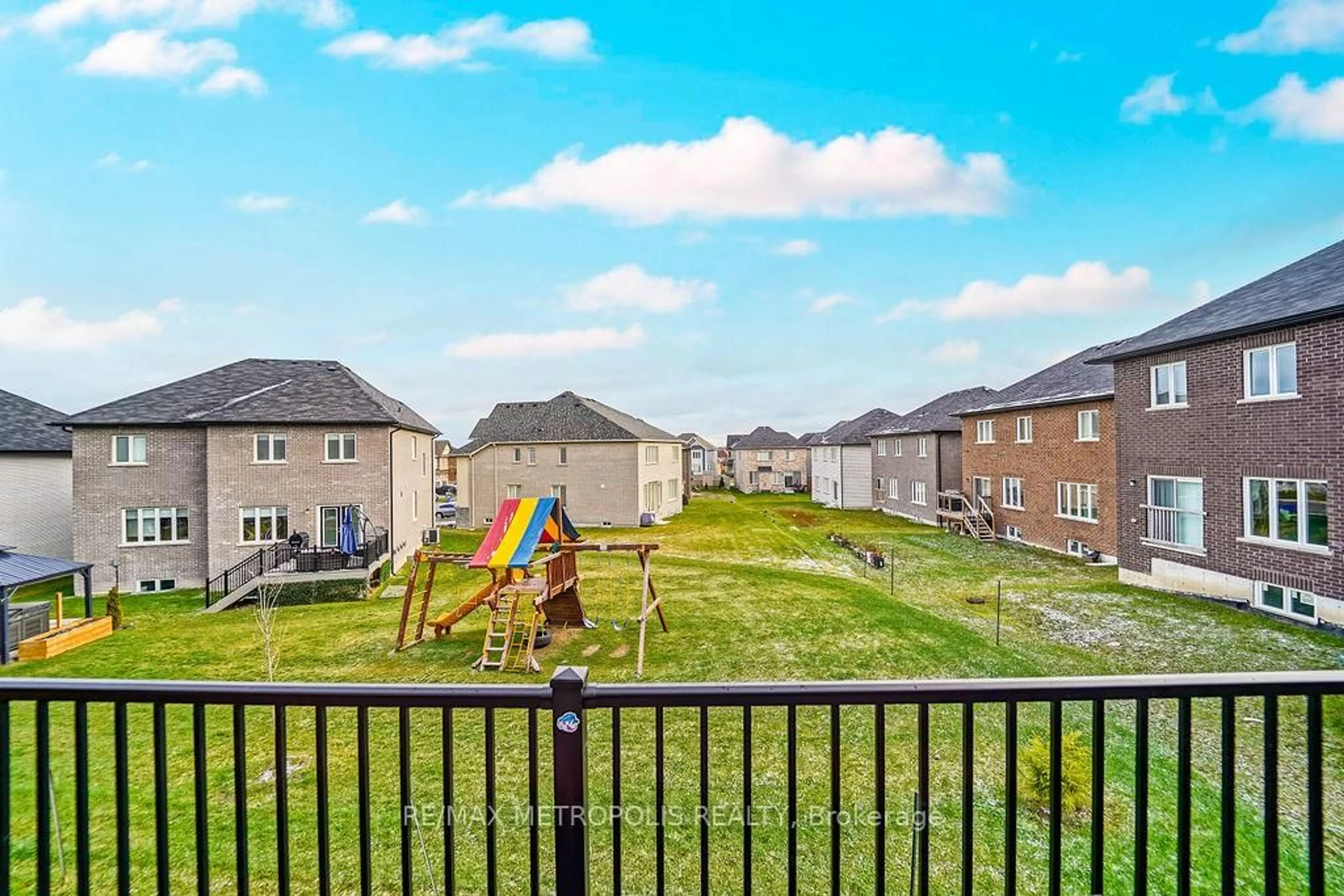 A pic from outside/outdoor area/front of a property/back of a property/a pic from drone, city buildings view from balcony for 22 Haskins Cres, Georgina Ontario L4P 0H4