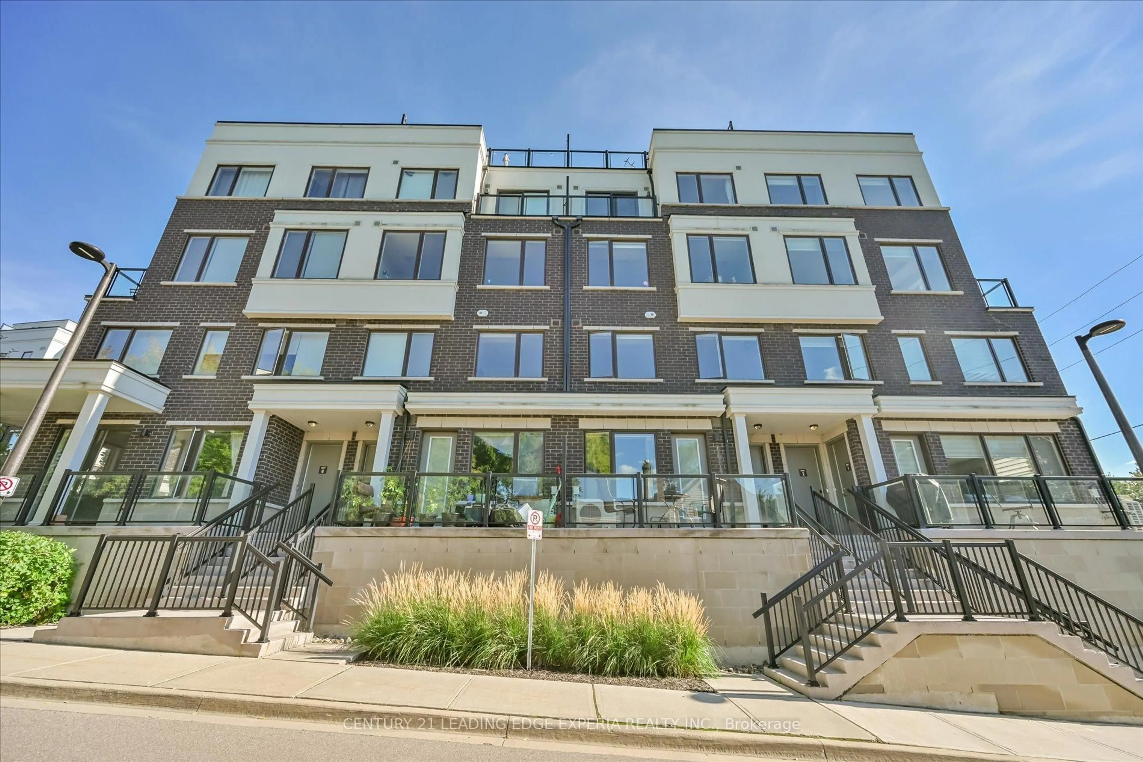 Patio, building for 100 Alex Gardner Circ #2, Aurora Ontario L4G 3G5