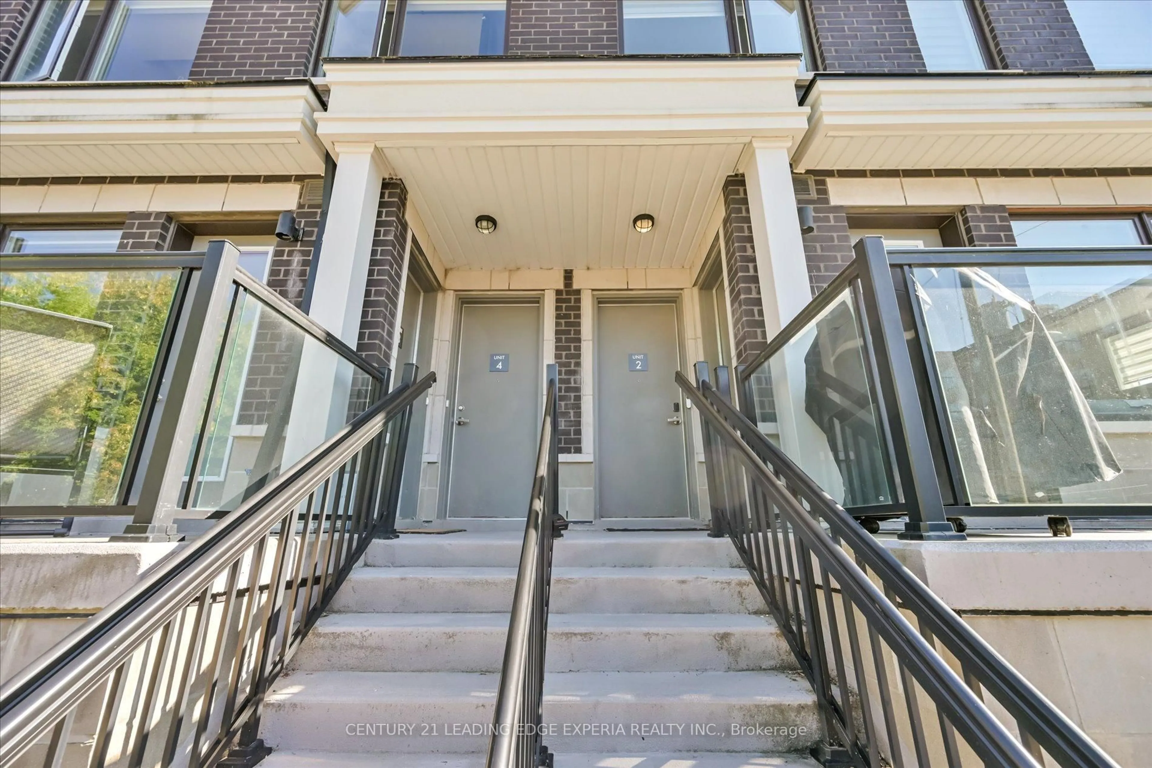 Unknown for 100 Alex Gardner Circ #2, Aurora Ontario L4G 3G5