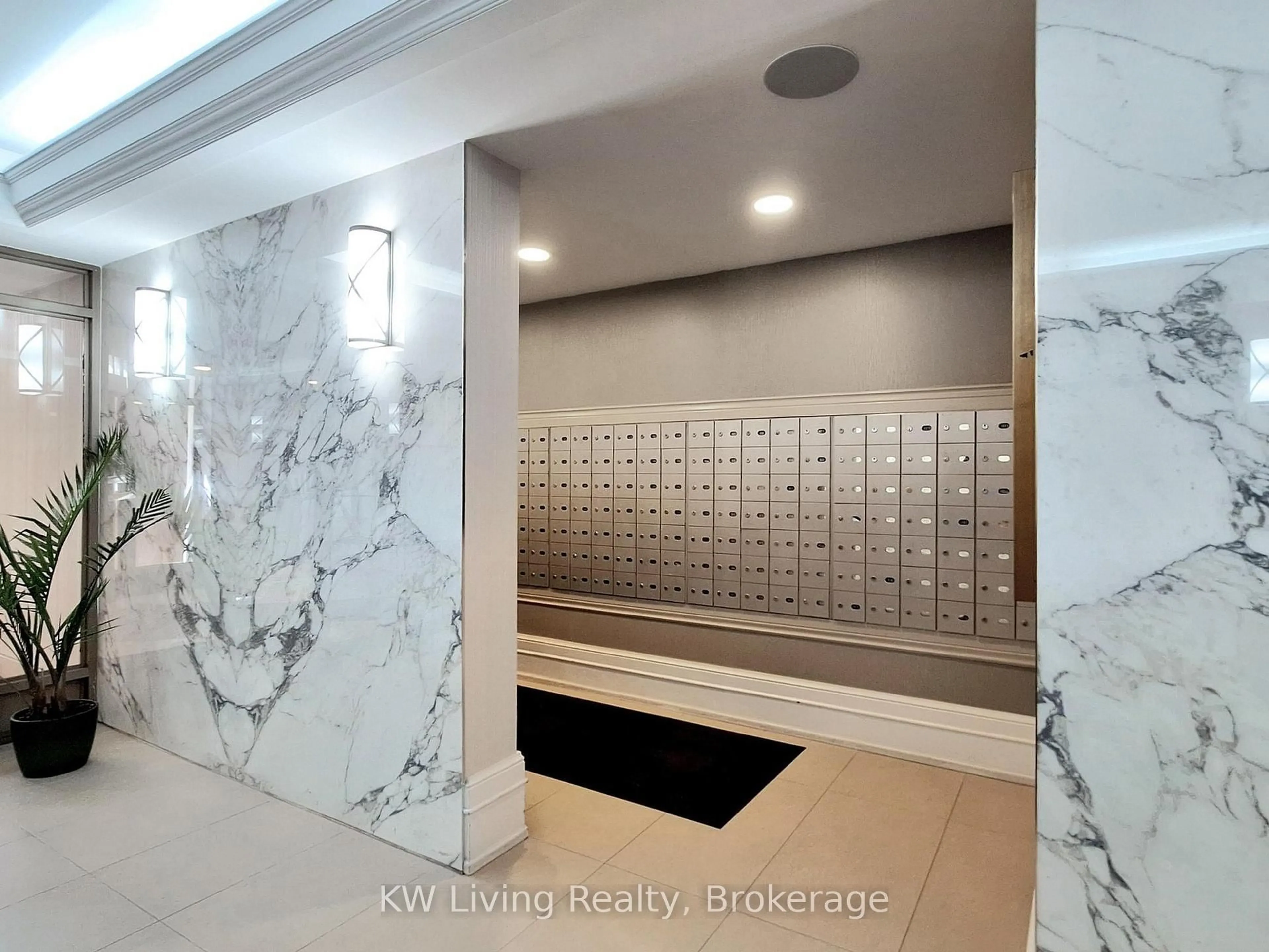 Indoor foyer for 309 Major Mackenzie Dr #909, Richmond Hill Ontario L4C 9V5