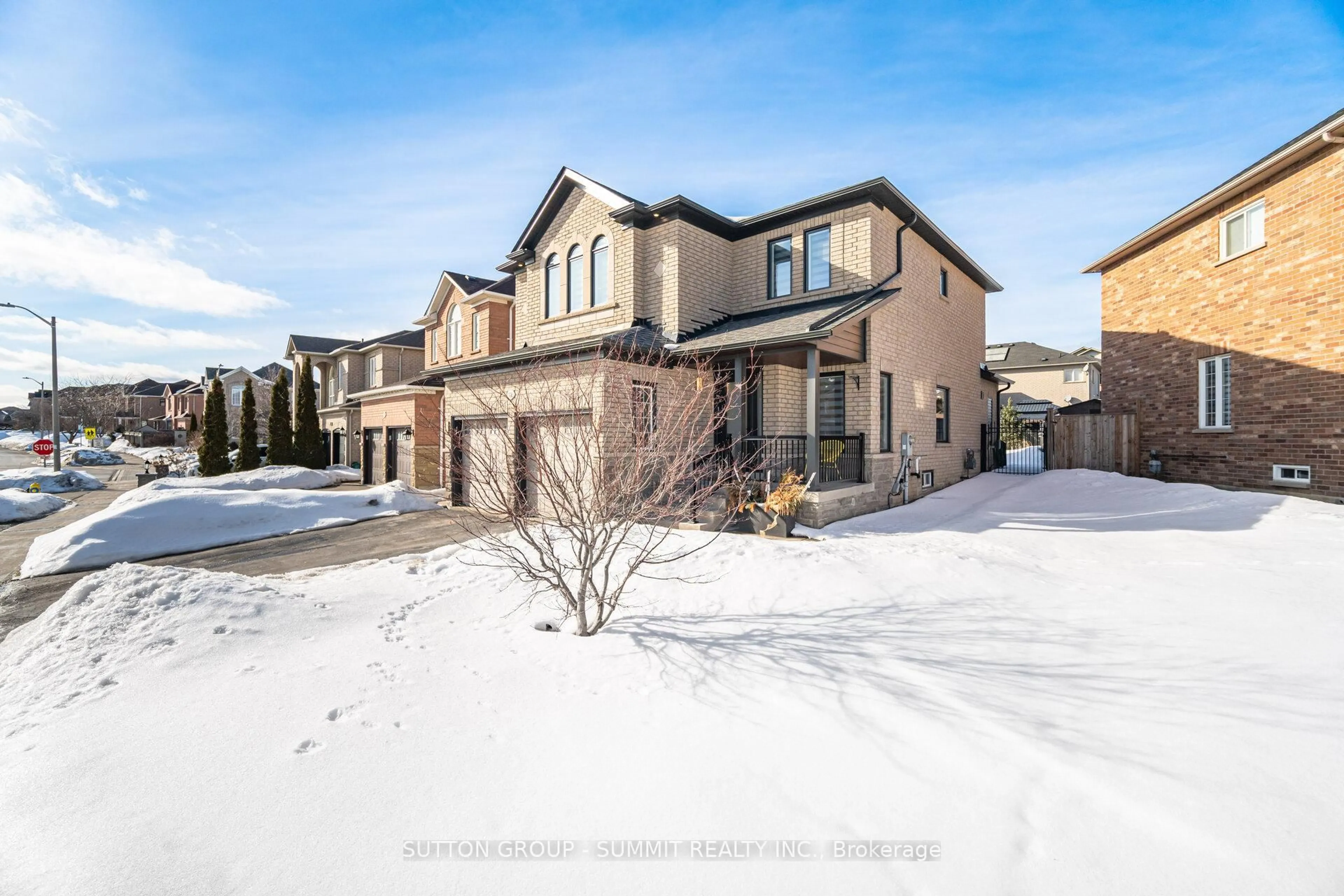 A pic from outside/outdoor area/front of a property/back of a property/a pic from drone, street for 72 Ravineview Dr, Vaughan Ontario L6A 3T6