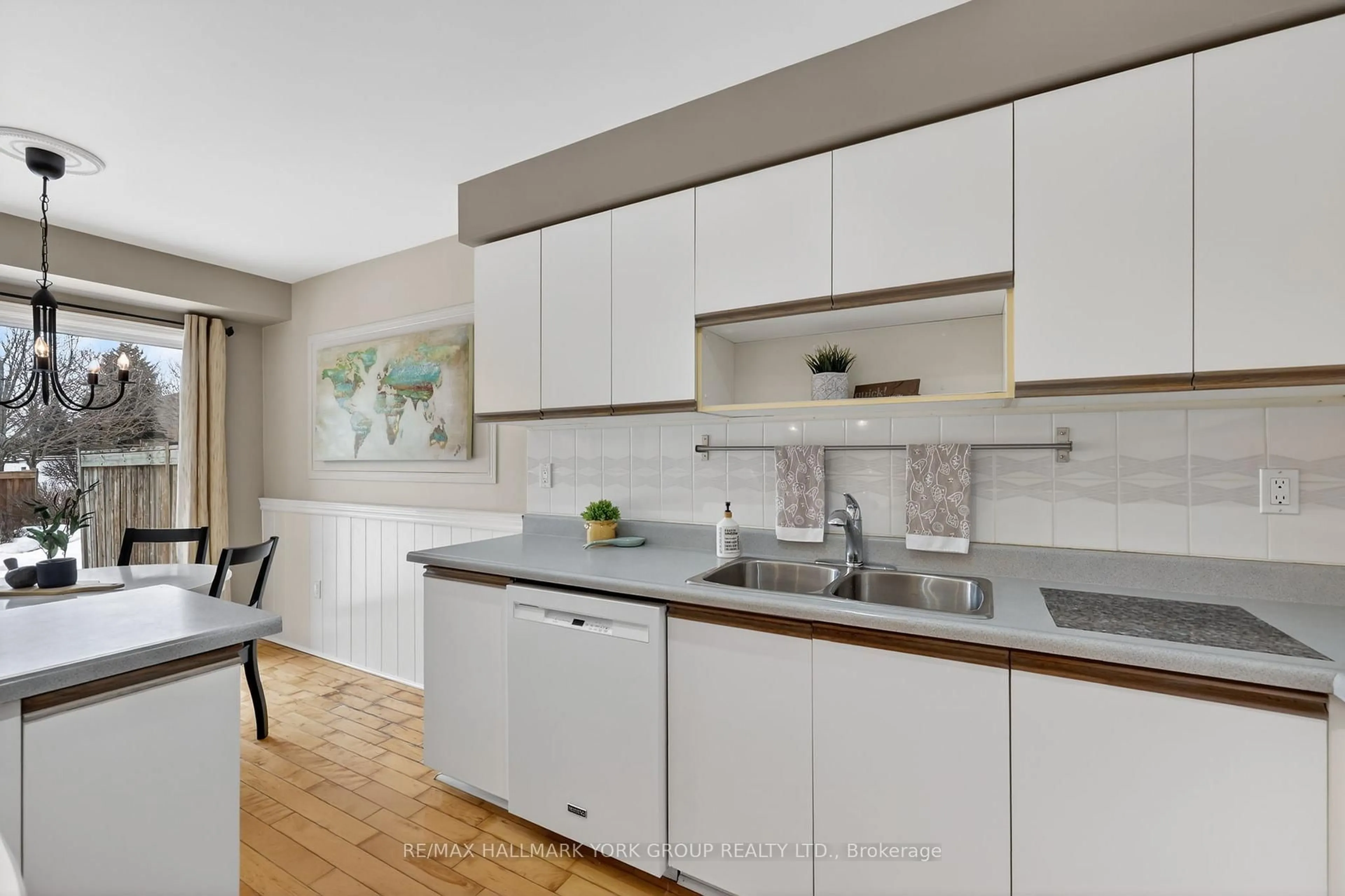 Standard kitchen, unknown for 890 Caribou Valley Circ, Newmarket Ontario L3X 1X1