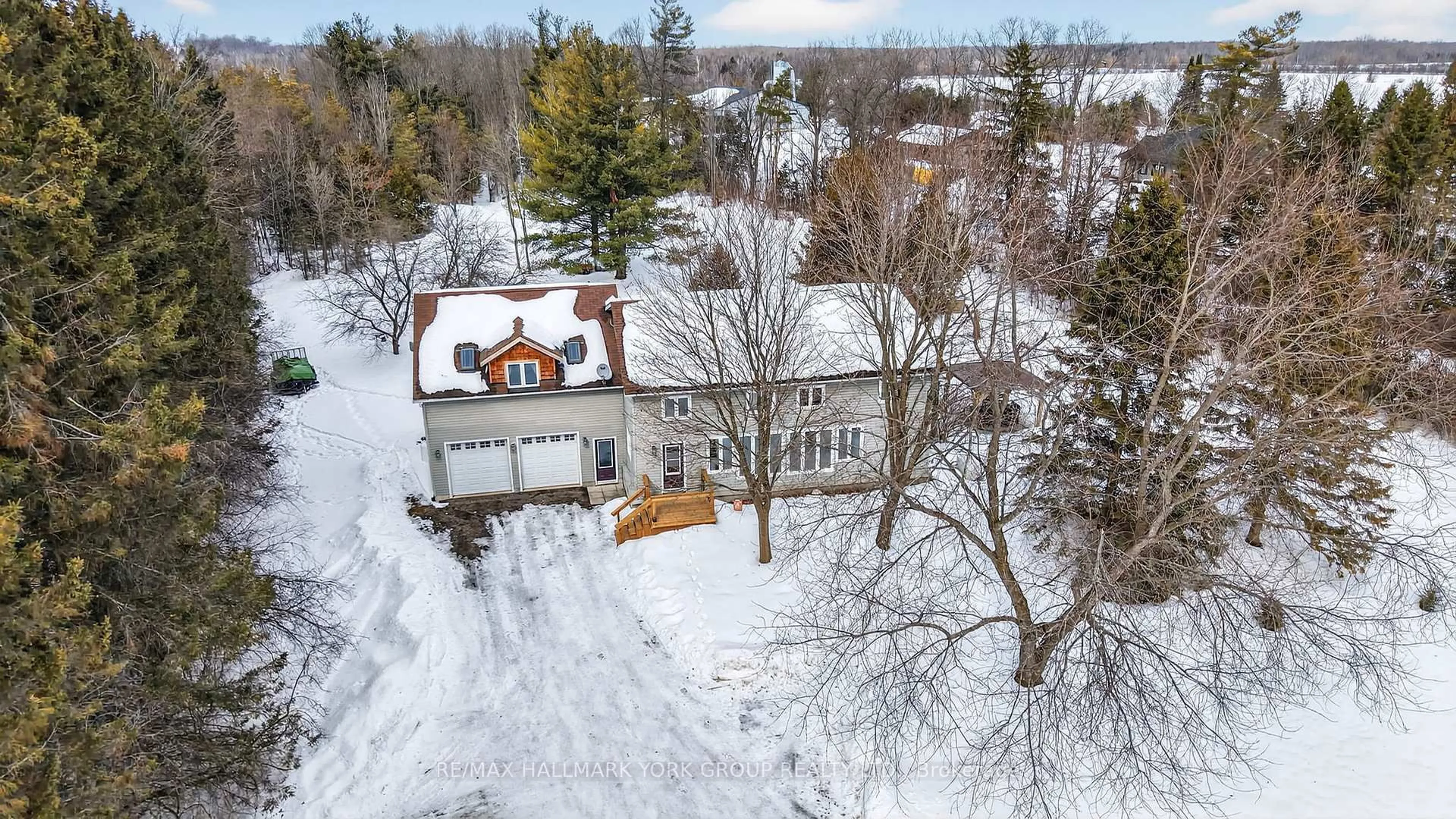 A pic from outside/outdoor area/front of a property/back of a property/a pic from drone, unknown for 5768 Smith Blvd, Georgina Ontario L0E 1A0