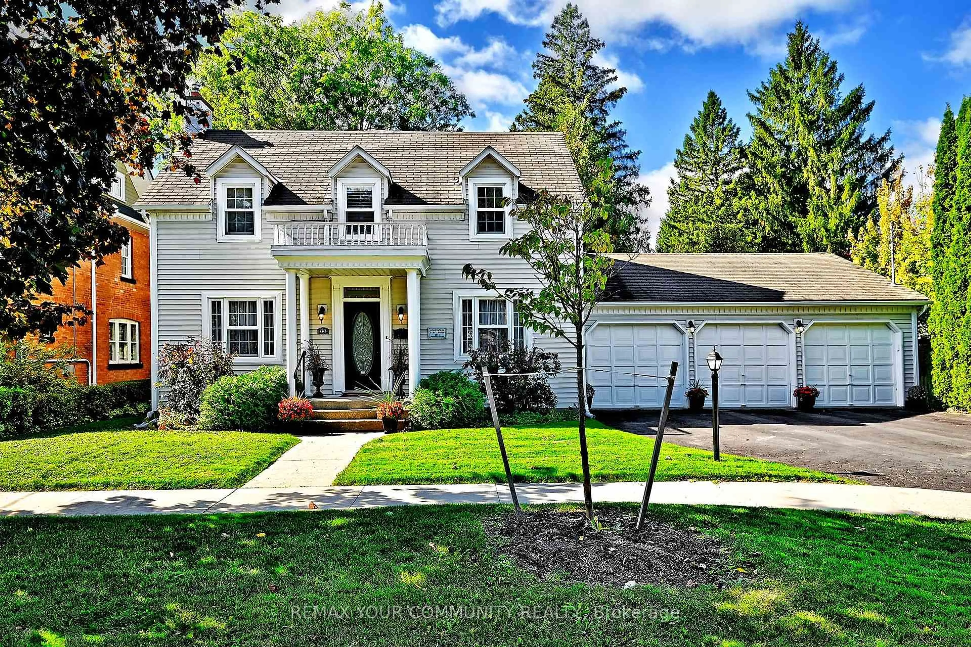 Home with vinyl exterior material, street for 88 Wells St, Aurora Ontario L4G 1T1