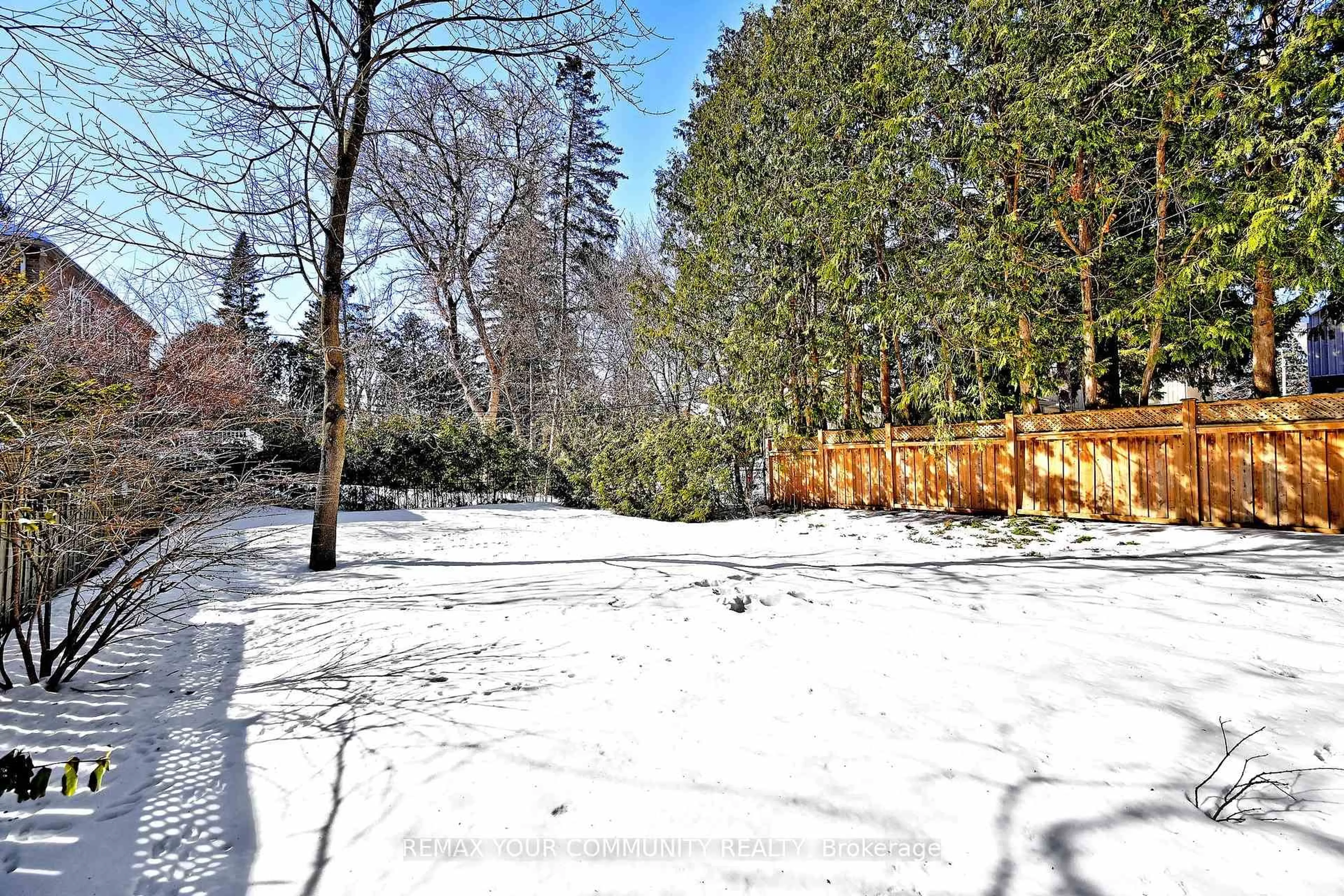 Patio, forest/trees view for 88 Wells St, Aurora Ontario L4G 1T1