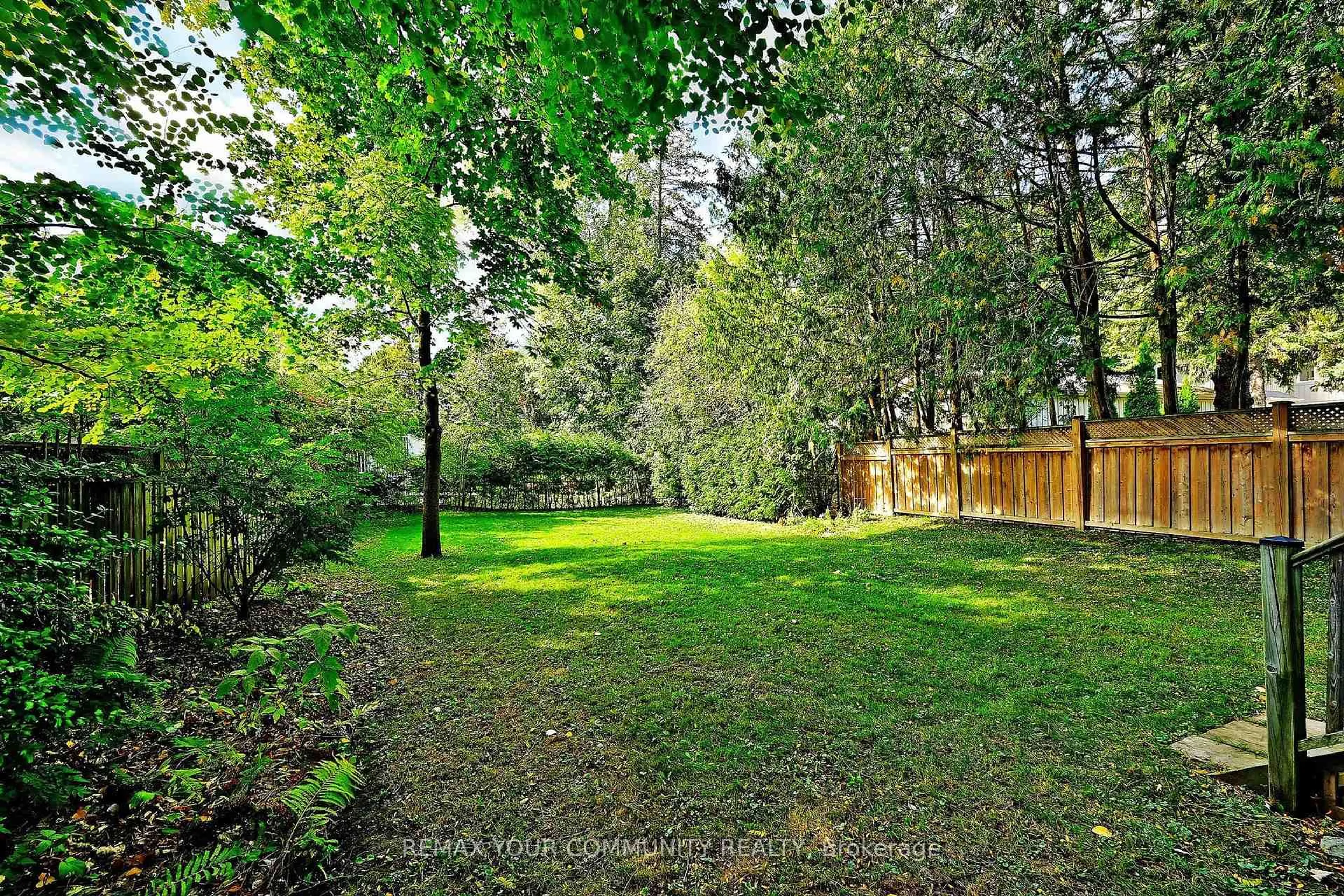 Patio, forest/trees view for 88 Wells St, Aurora Ontario L4G 1T1