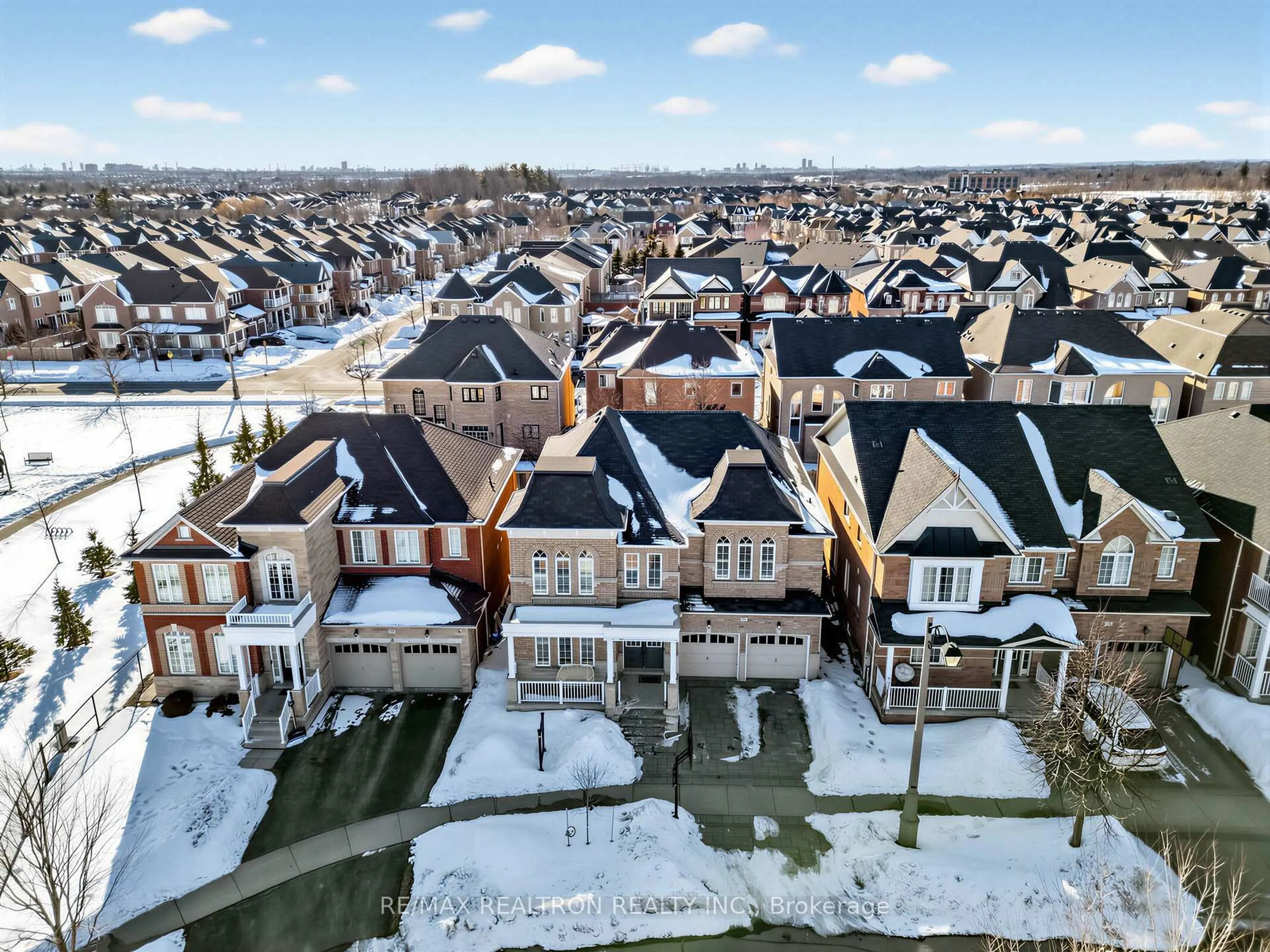 A pic from outside/outdoor area/front of a property/back of a property/a pic from drone, city buildings view from balcony for 21 Rennie Ave, Markham Ontario L6B 0M9