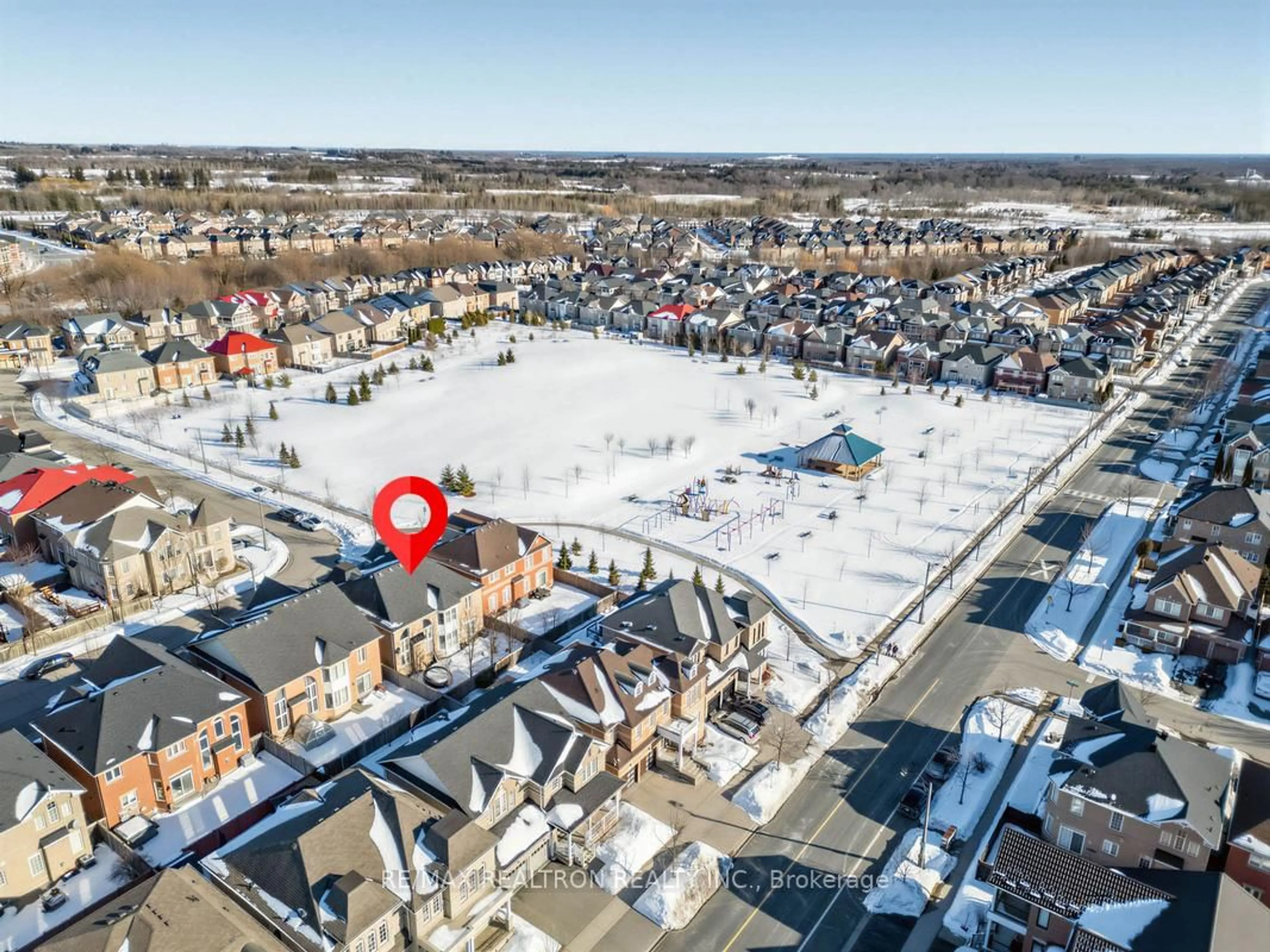 A pic from outside/outdoor area/front of a property/back of a property/a pic from drone, street for 21 Rennie Ave, Markham Ontario L6B 0M9