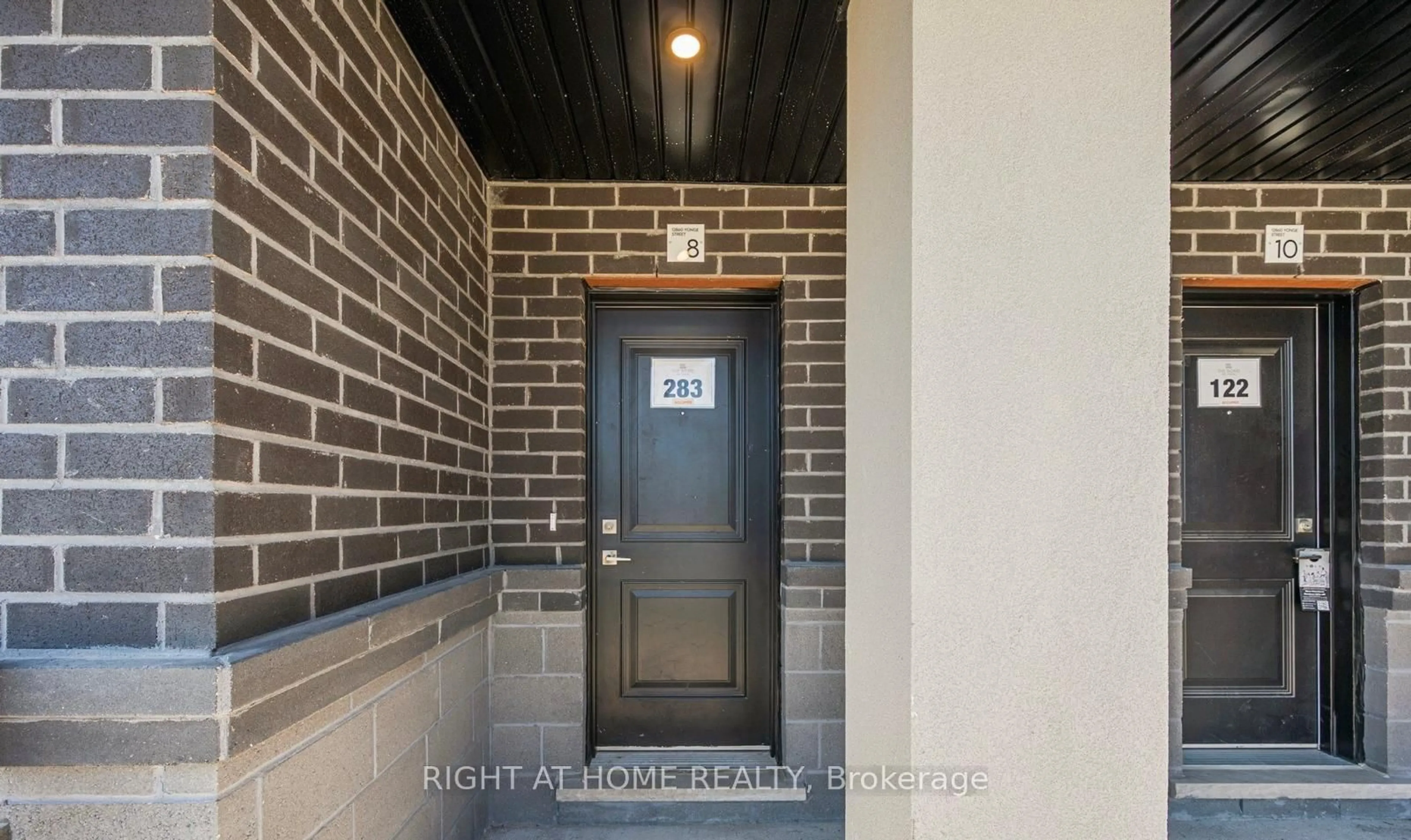Indoor entryway for 12860 YONGE St #8, Richmond Hill Ontario L4E 1J4