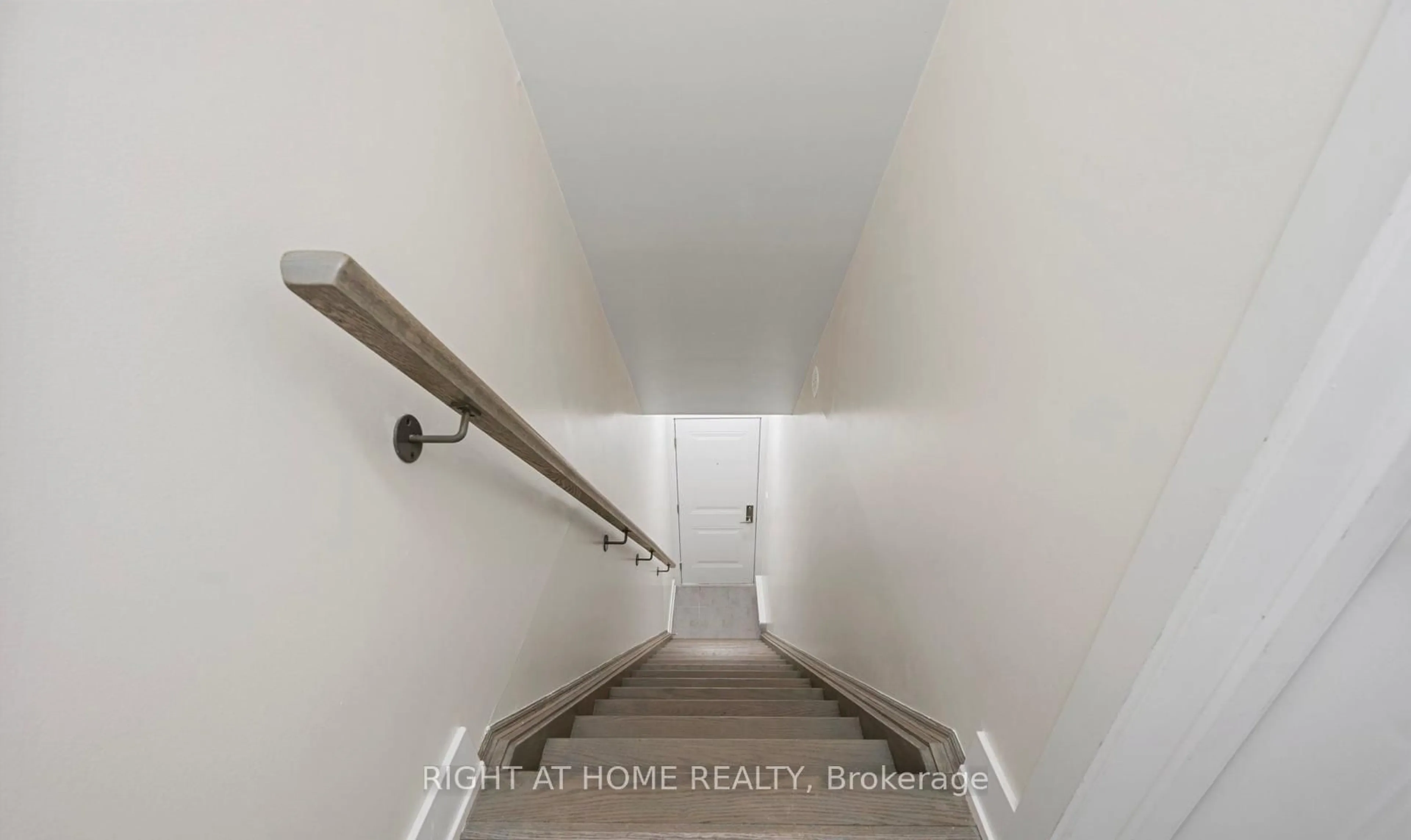 Stairs for 12860 YONGE St #8, Richmond Hill Ontario L4E 1J4