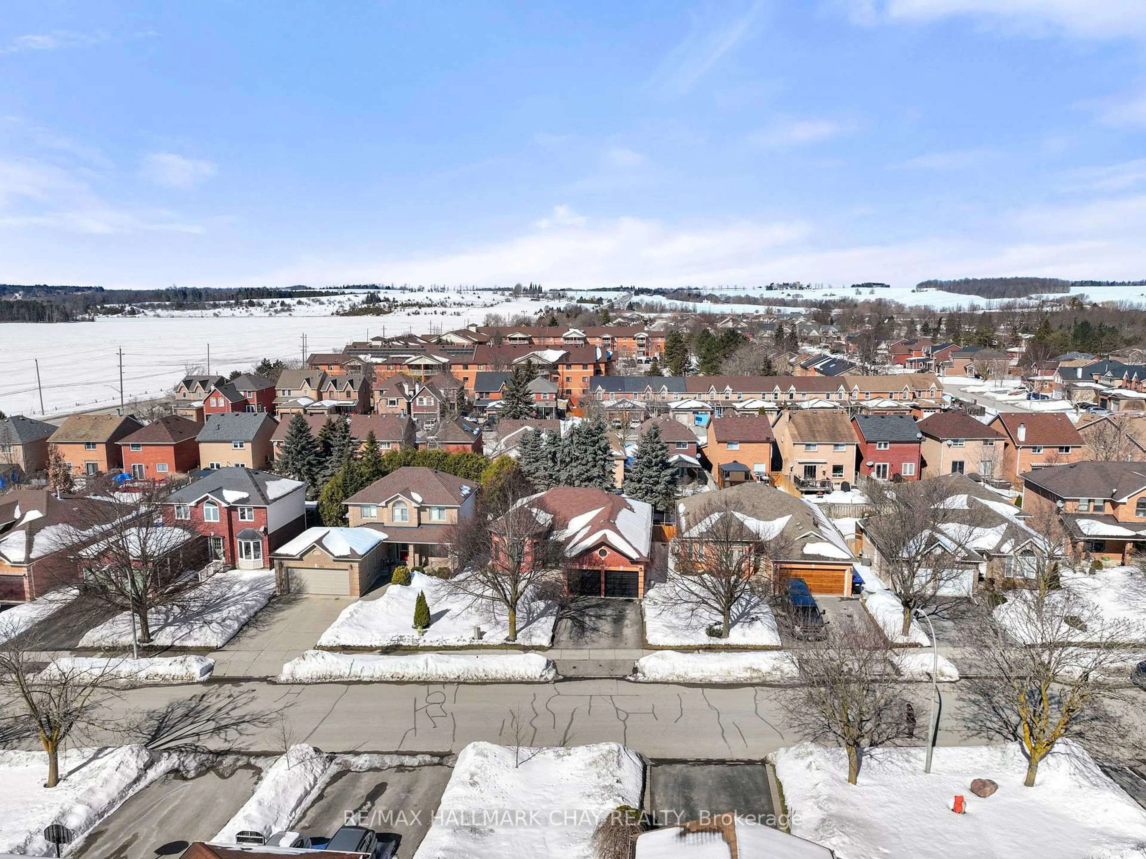 A pic from outside/outdoor area/front of a property/back of a property/a pic from drone, unknown for 200 Bowerman Blvd, New Tecumseth Ontario L9R 1N7