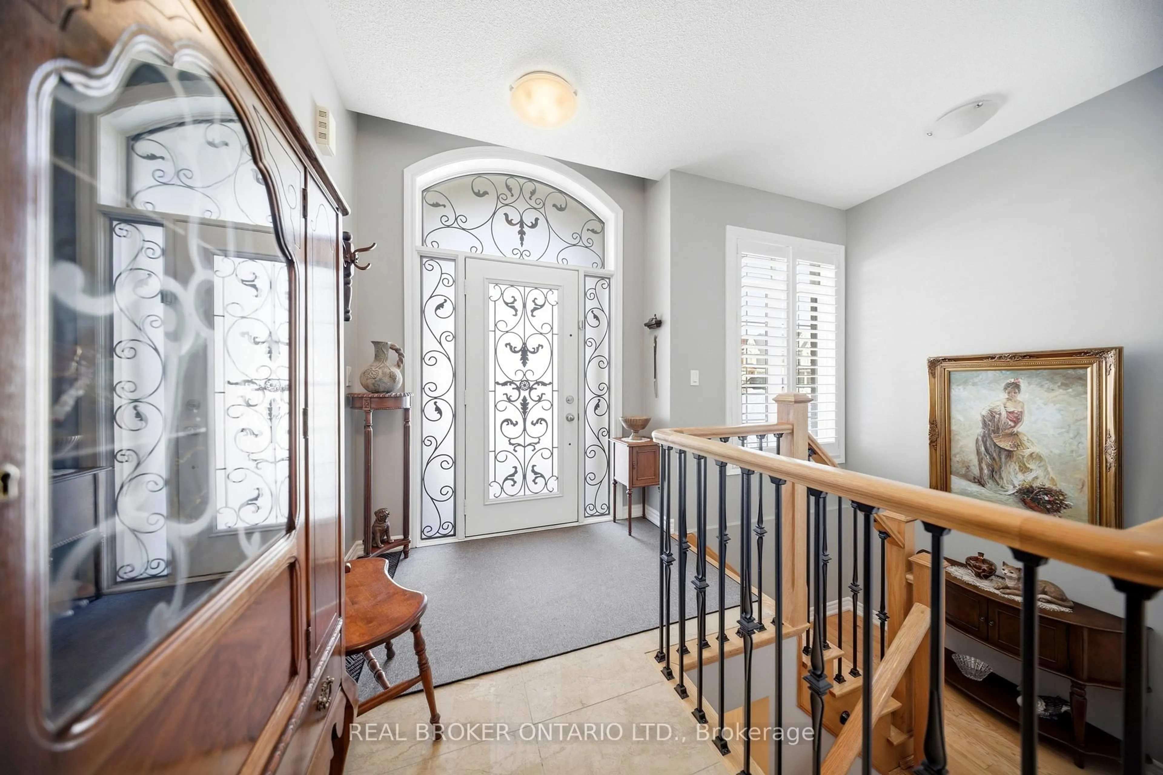 Indoor entryway for 171 Gold Park Gate, Essa Ontario L3W 0B4