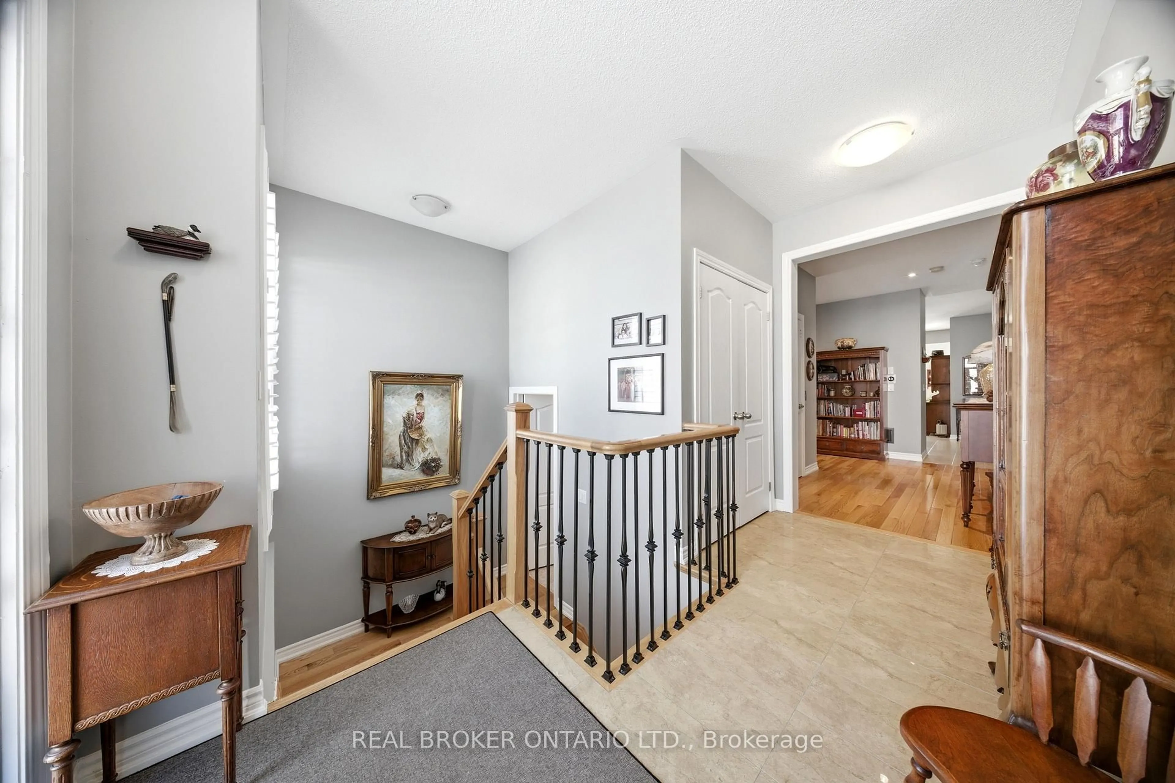 Indoor foyer for 171 Gold Park Gate, Essa Ontario L3W 0B4