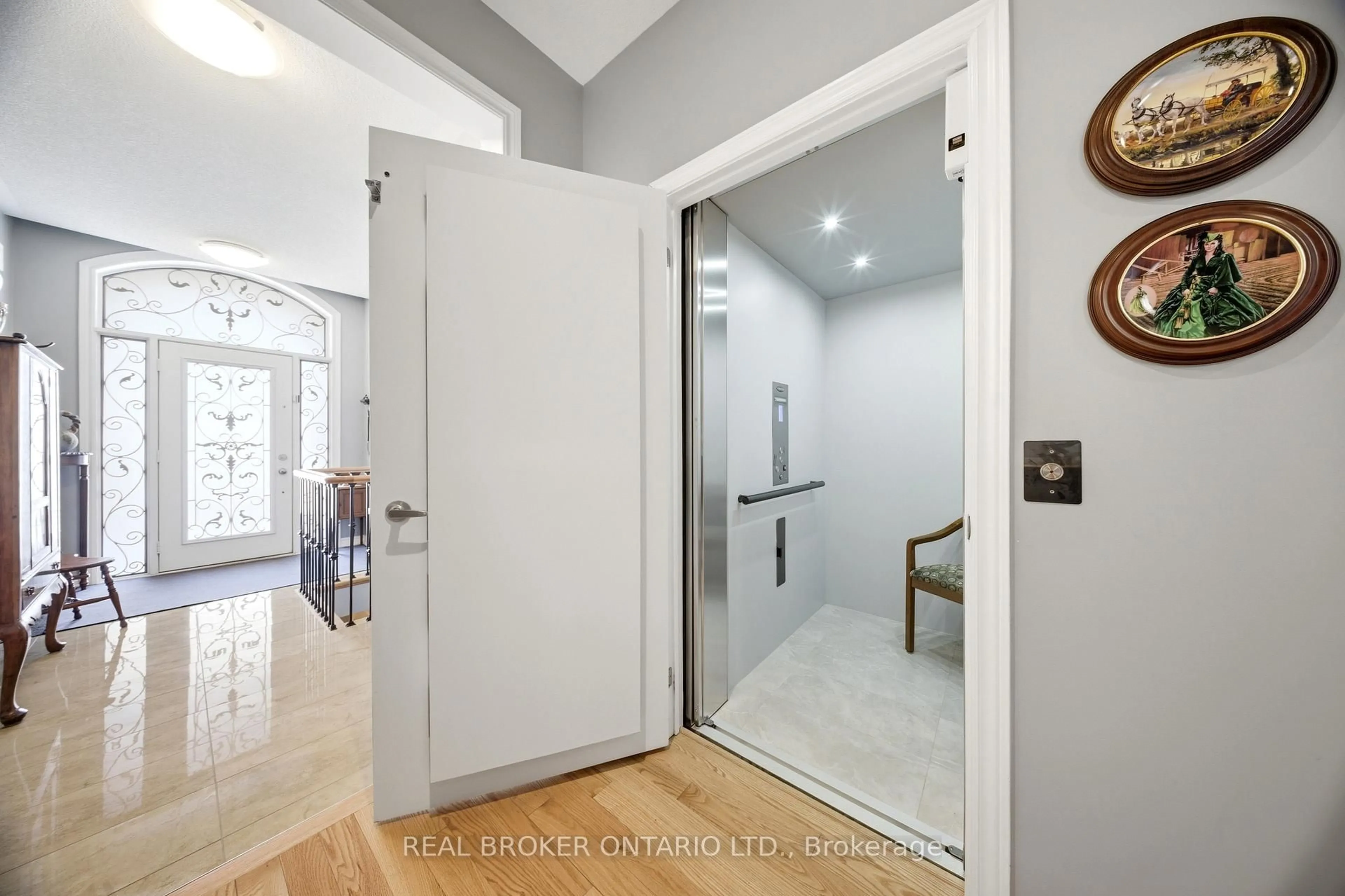Indoor entryway for 171 Gold Park Gate, Essa Ontario L3W 0B4