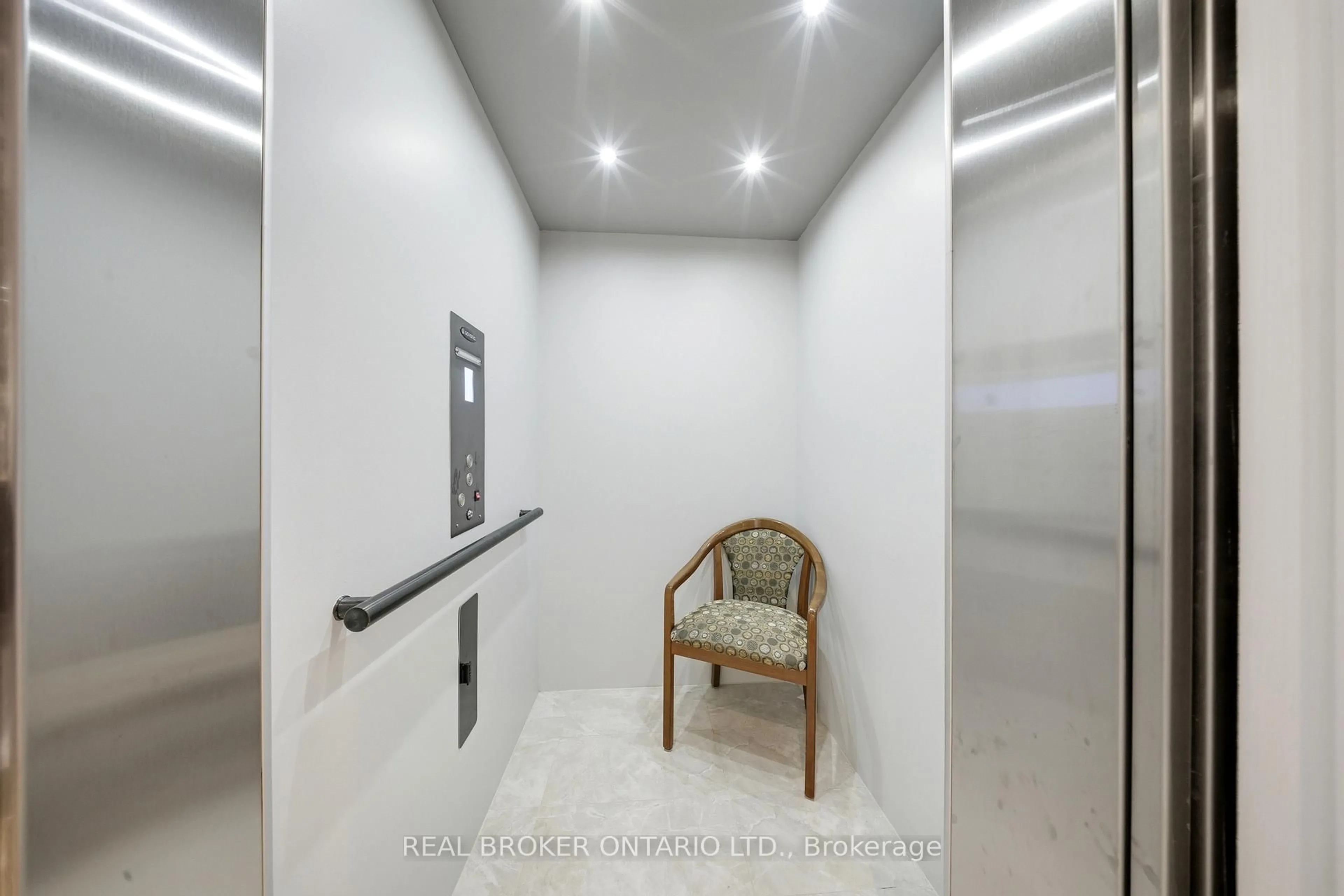 Indoor foyer for 171 Gold Park Gate, Essa Ontario L3W 0B4