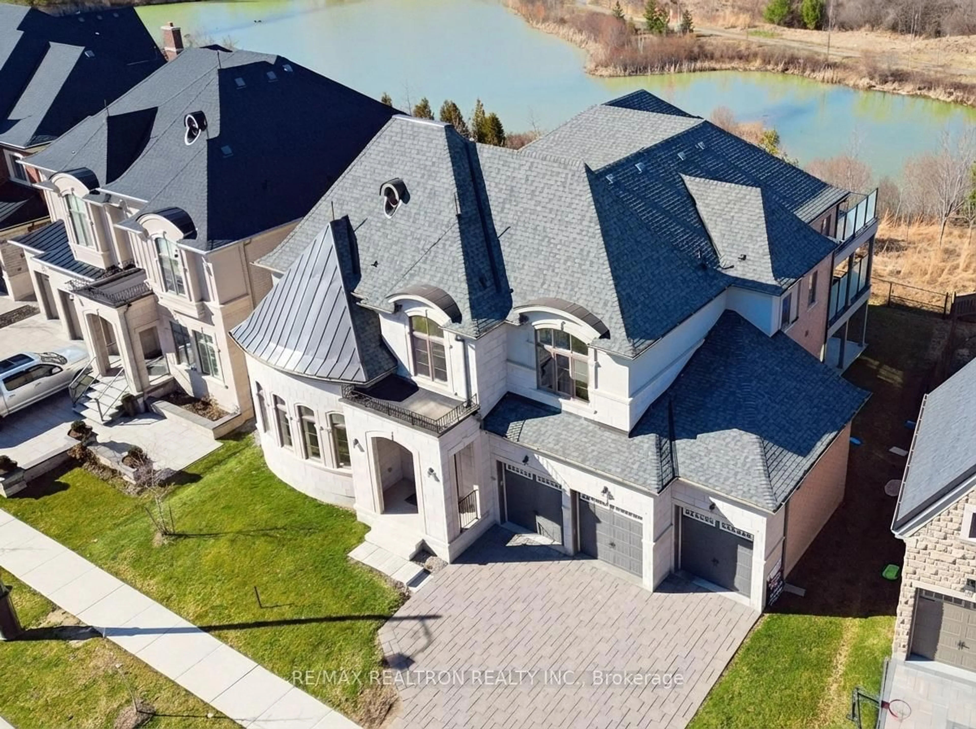 A pic from outside/outdoor area/front of a property/back of a property/a pic from drone, unknown for 52 Rolling Green Crt, Vaughan Ontario L4H 4K7