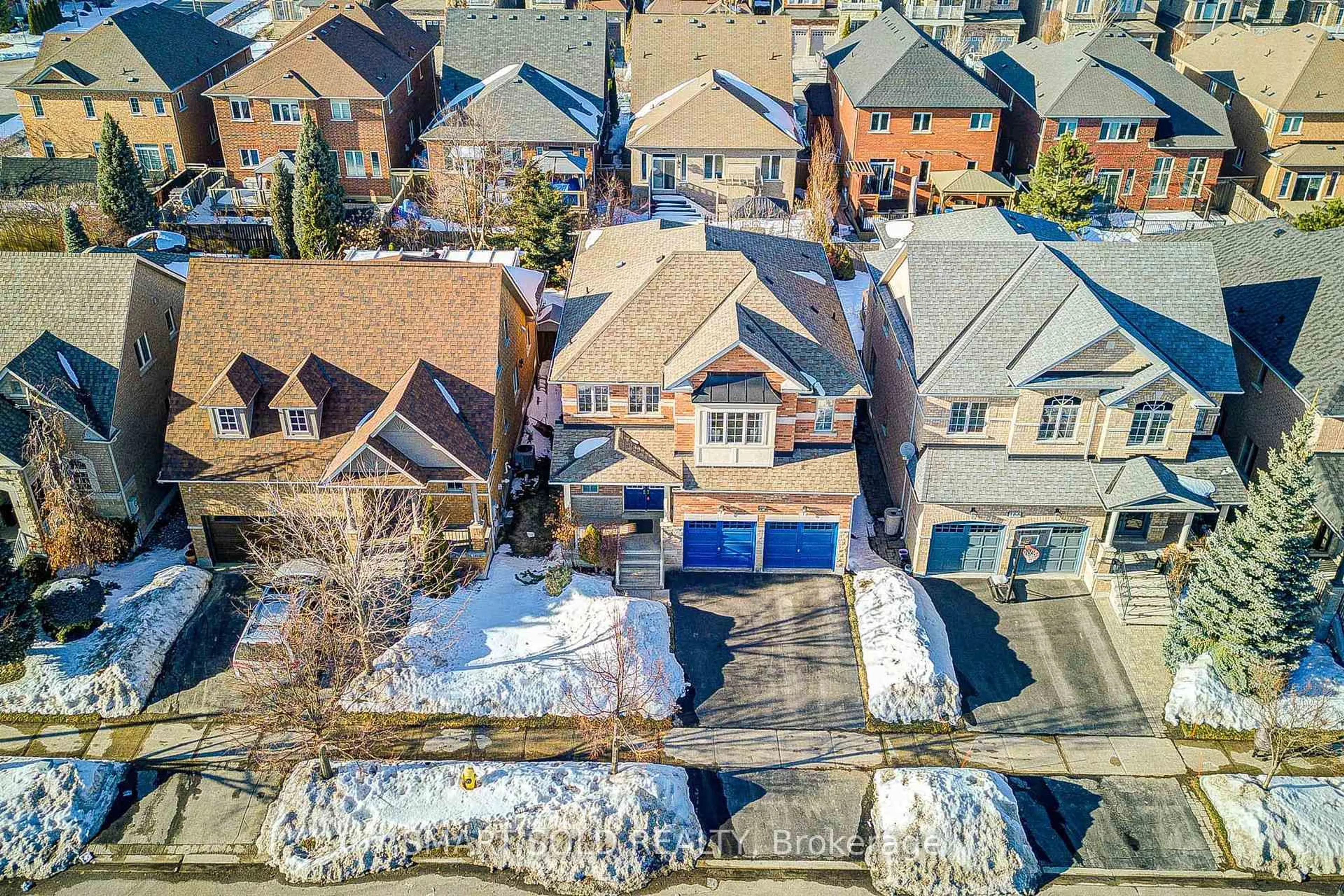 A pic from outside/outdoor area/front of a property/back of a property/a pic from drone, street for 170 Ivy Glen Dr, Vaughan Ontario L6A 0P1