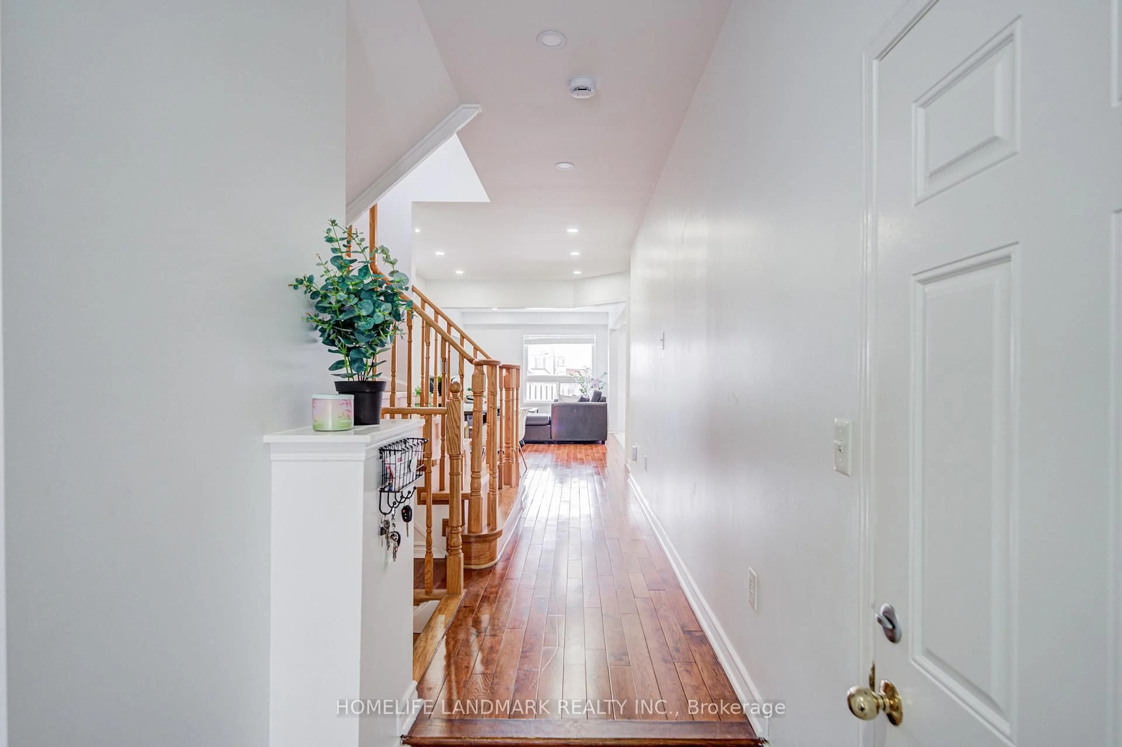 Indoor entryway for 30 Richard Coulson Cres, Whitchurch-Stouffville Ontario L4A 0G7