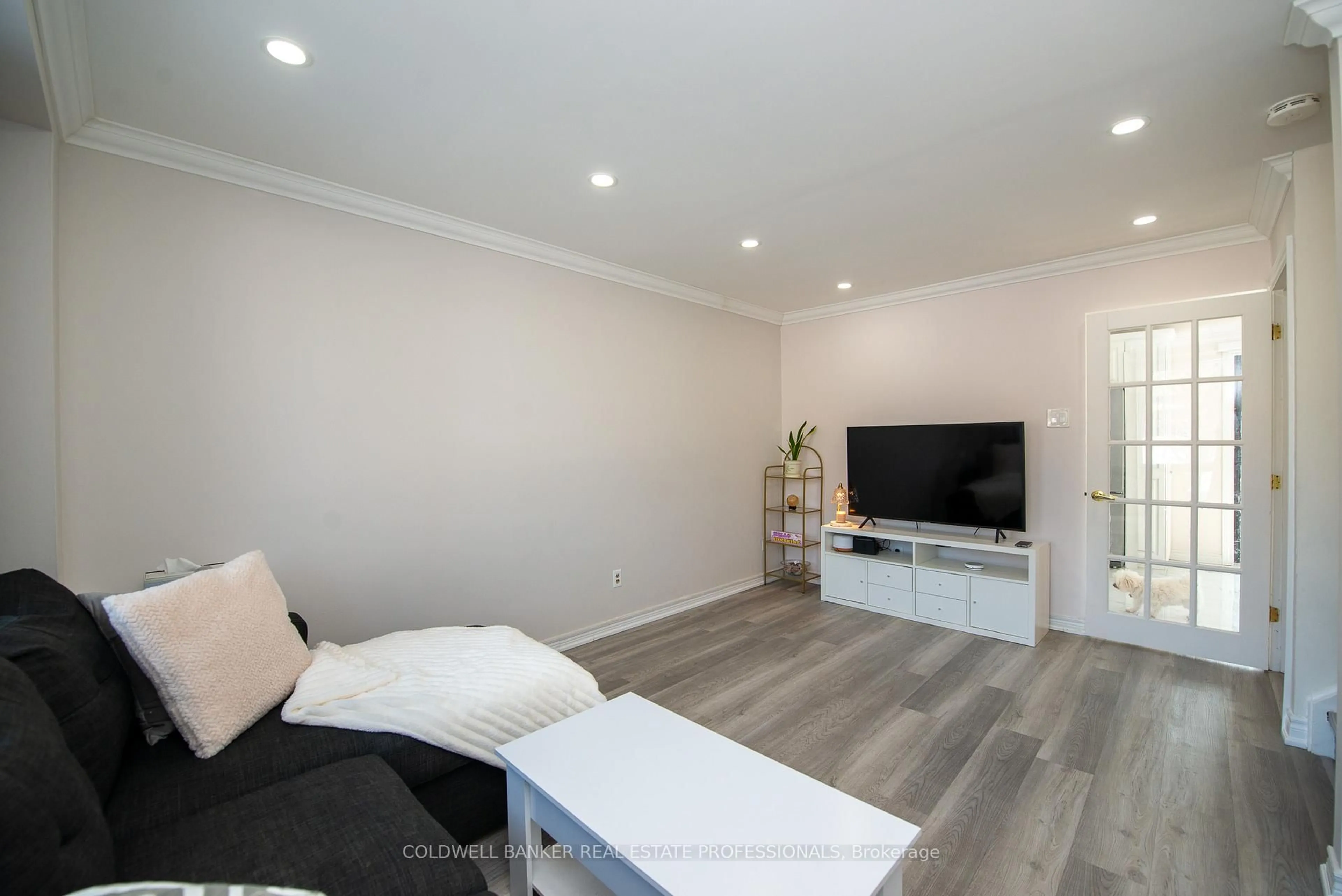 Living room with furniture, wood/laminate floor for 781 Sunnypoint Dr, Newmarket Ontario L3Y 2Z7