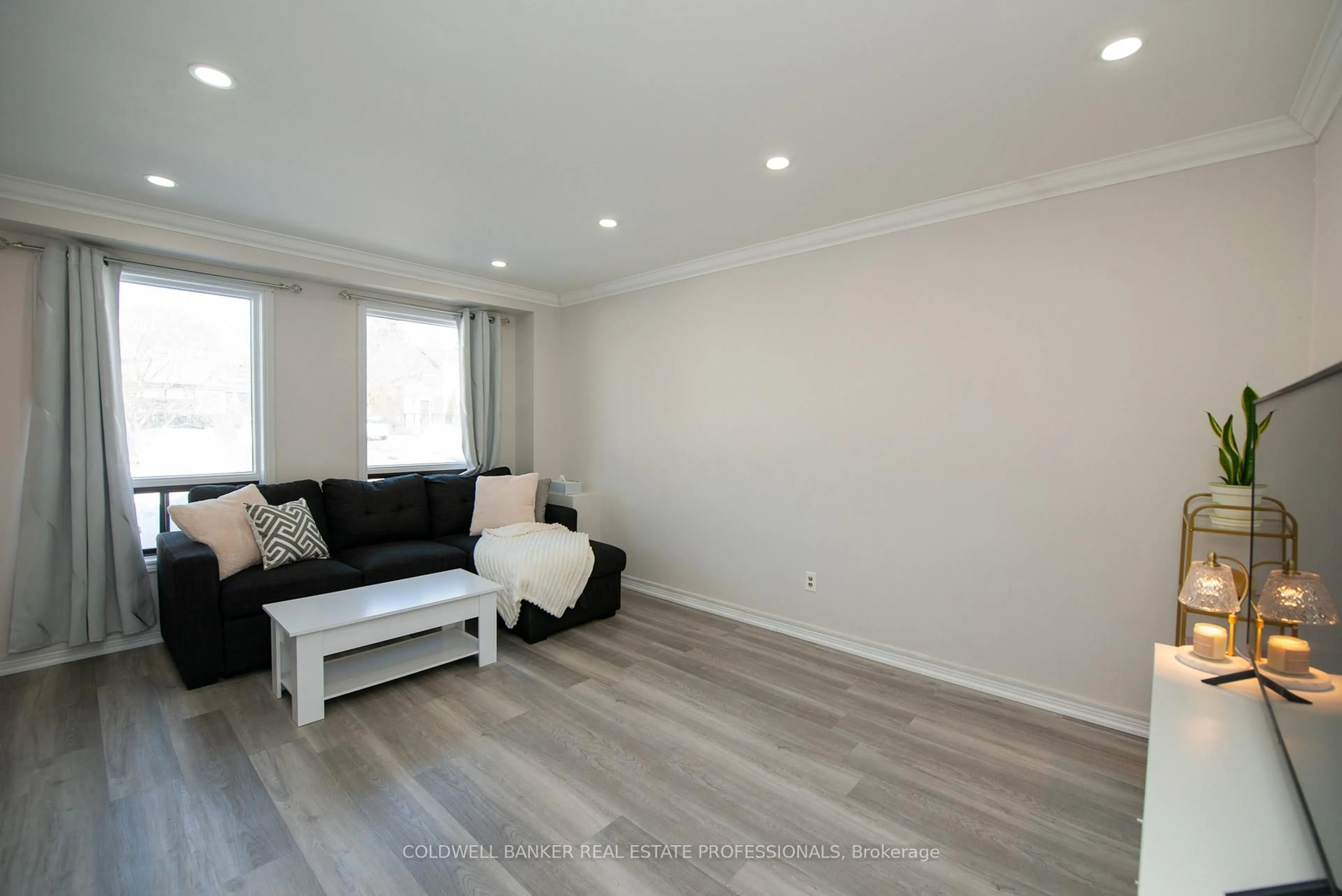 Living room with furniture, wood/laminate floor for 781 Sunnypoint Dr, Newmarket Ontario L3Y 2Z7